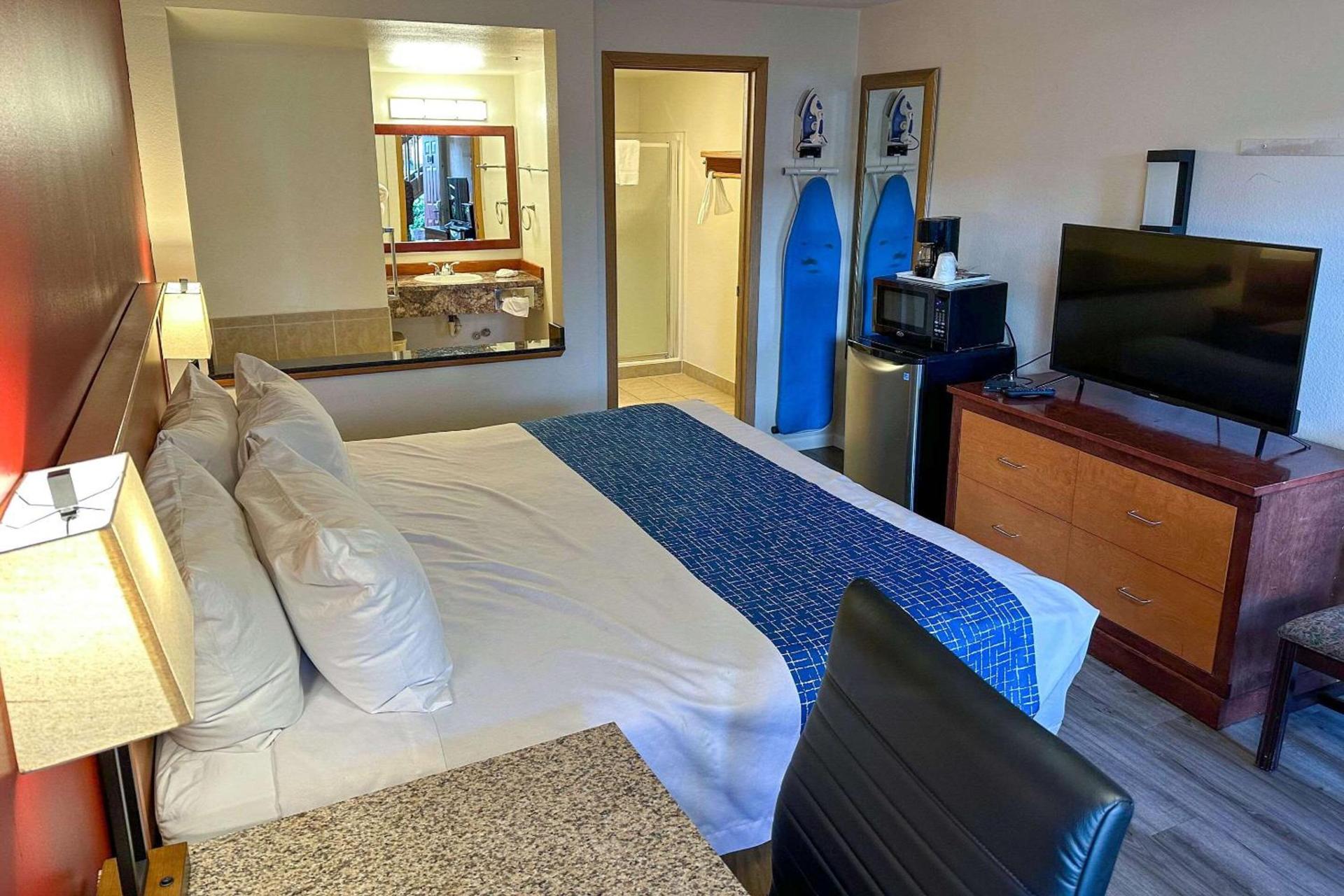 Econo Lodge Edmonds North Seattle photo 37