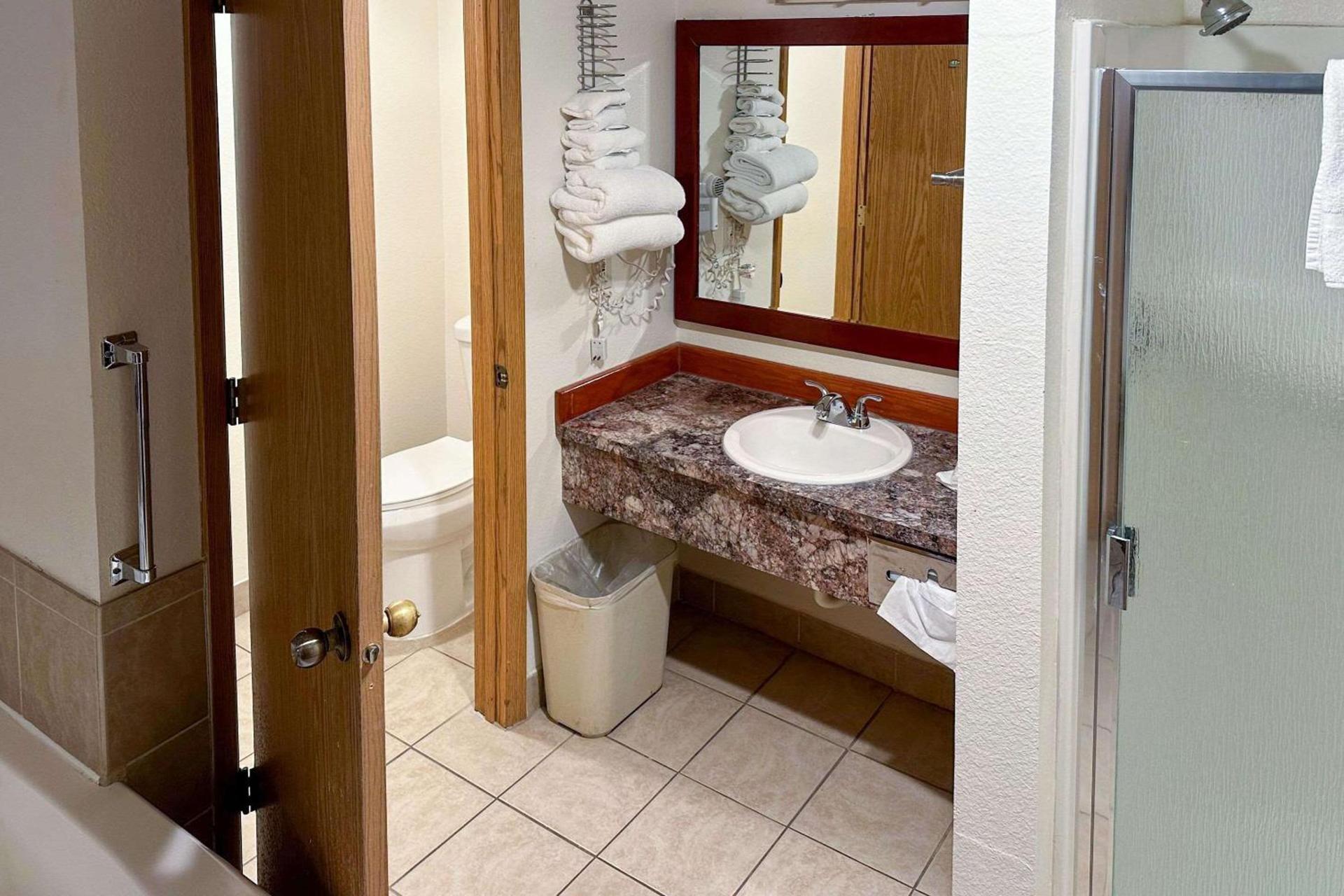 Econo Lodge Edmonds North Seattle photo 7