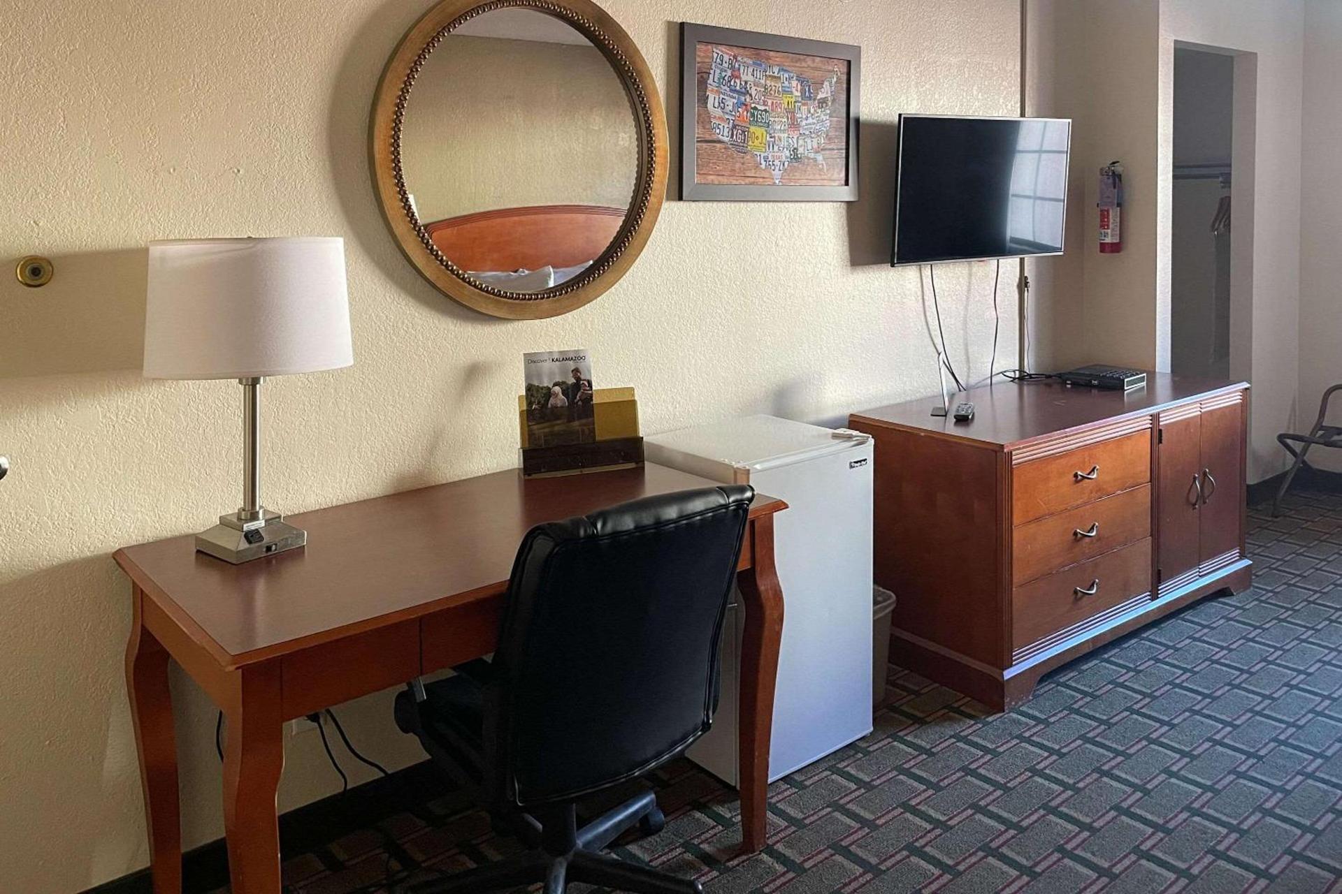 Econo Lodge Kalamazoo near Wings Stadium photo 7