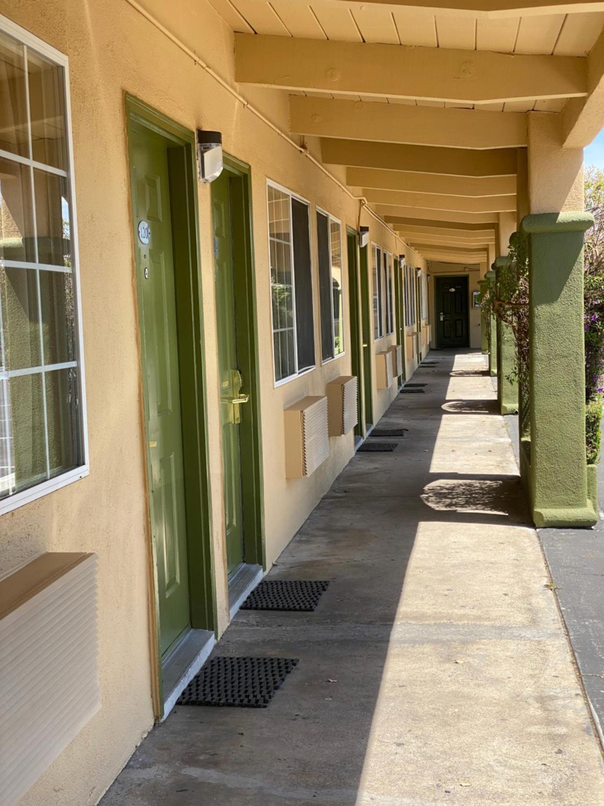 Holiday Motel photo 11
