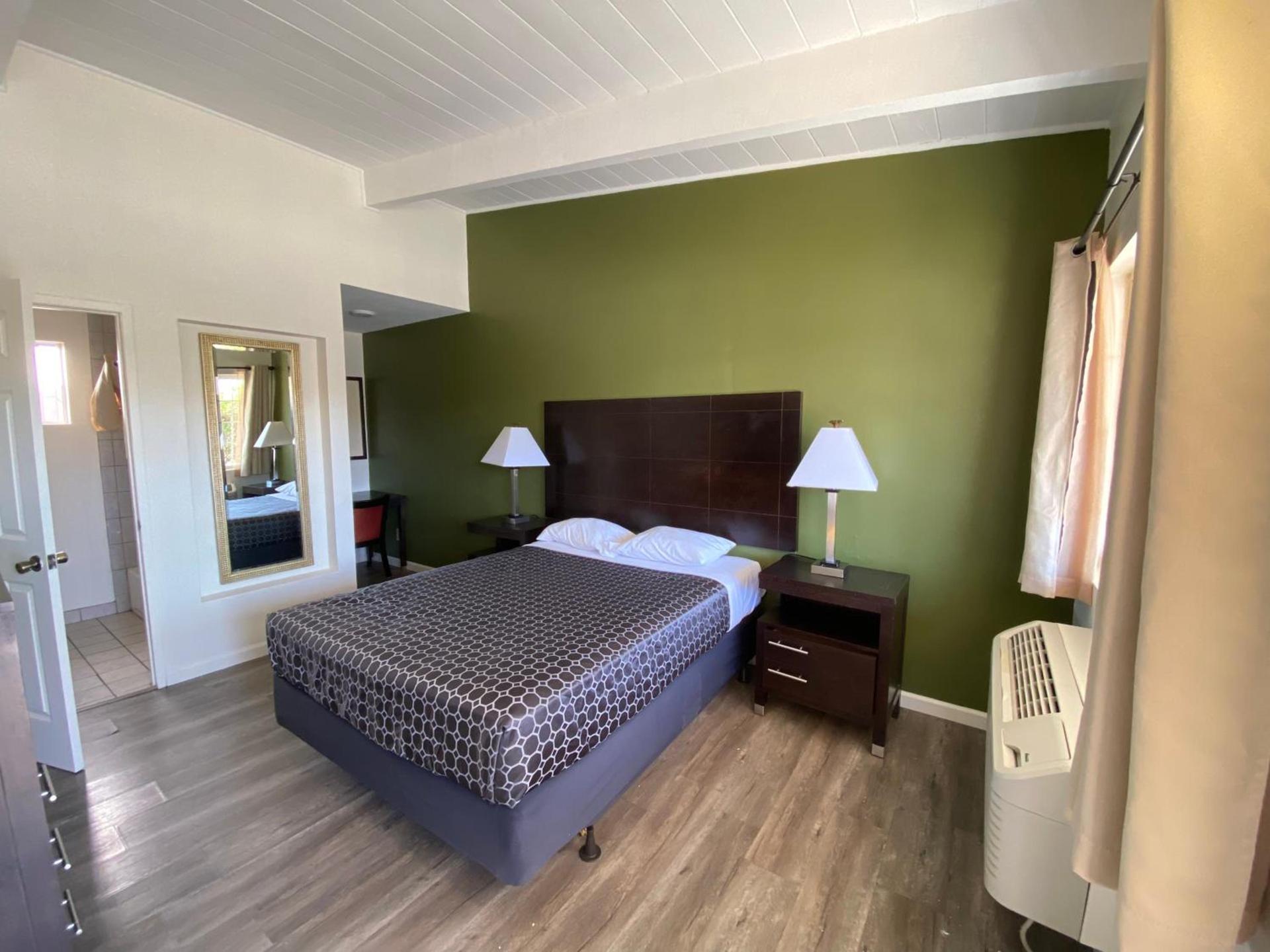 Holiday Motel photo 13