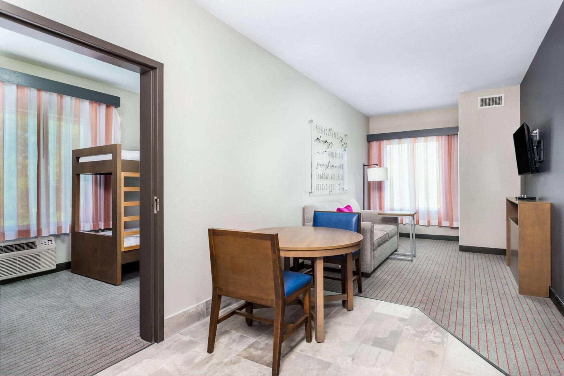 La Quinta Inn & Suites by Wyndham Augusta Fort Eisenhower photo 15