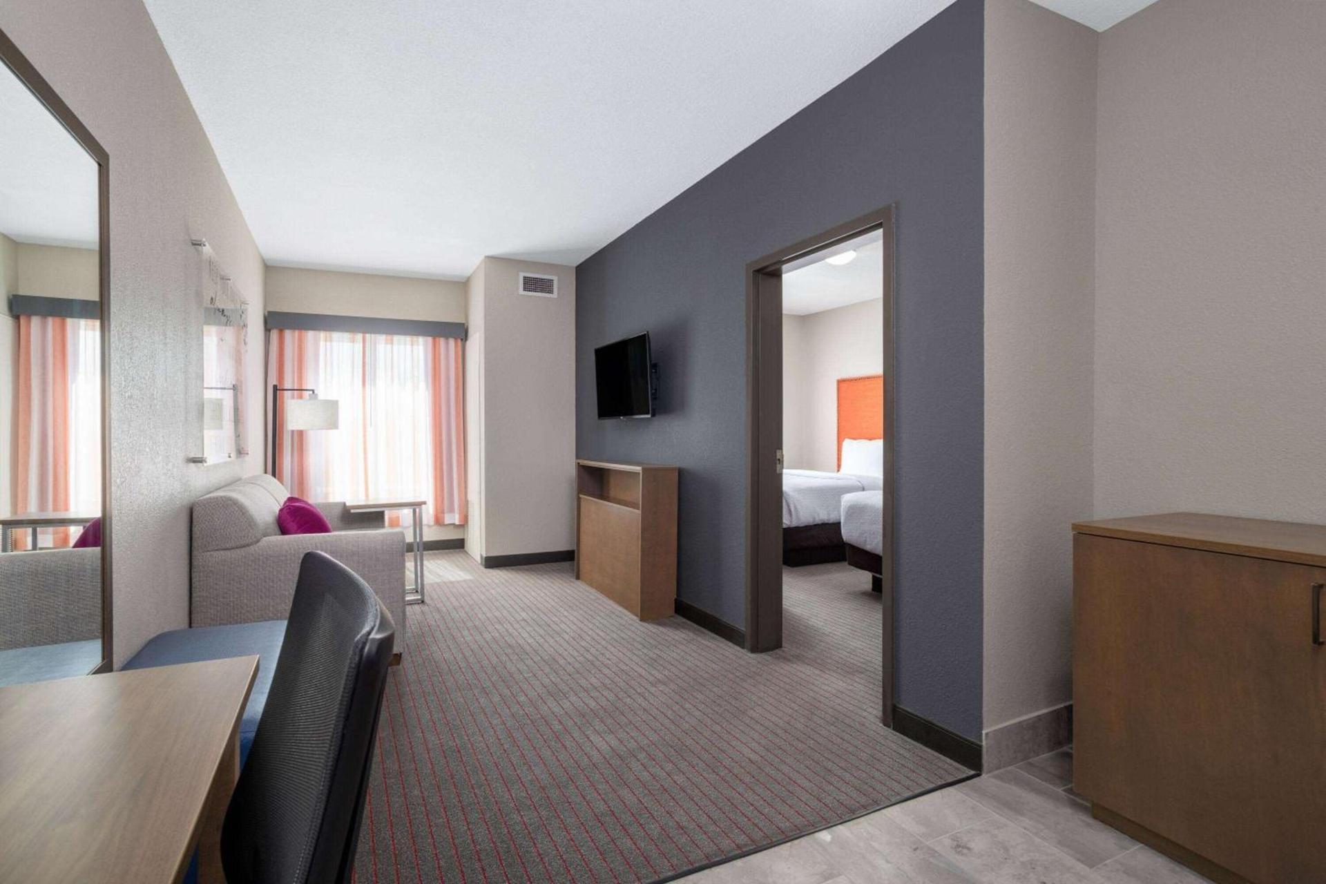 La Quinta Inn & Suites by Wyndham Augusta Fort Eisenhower photo 19