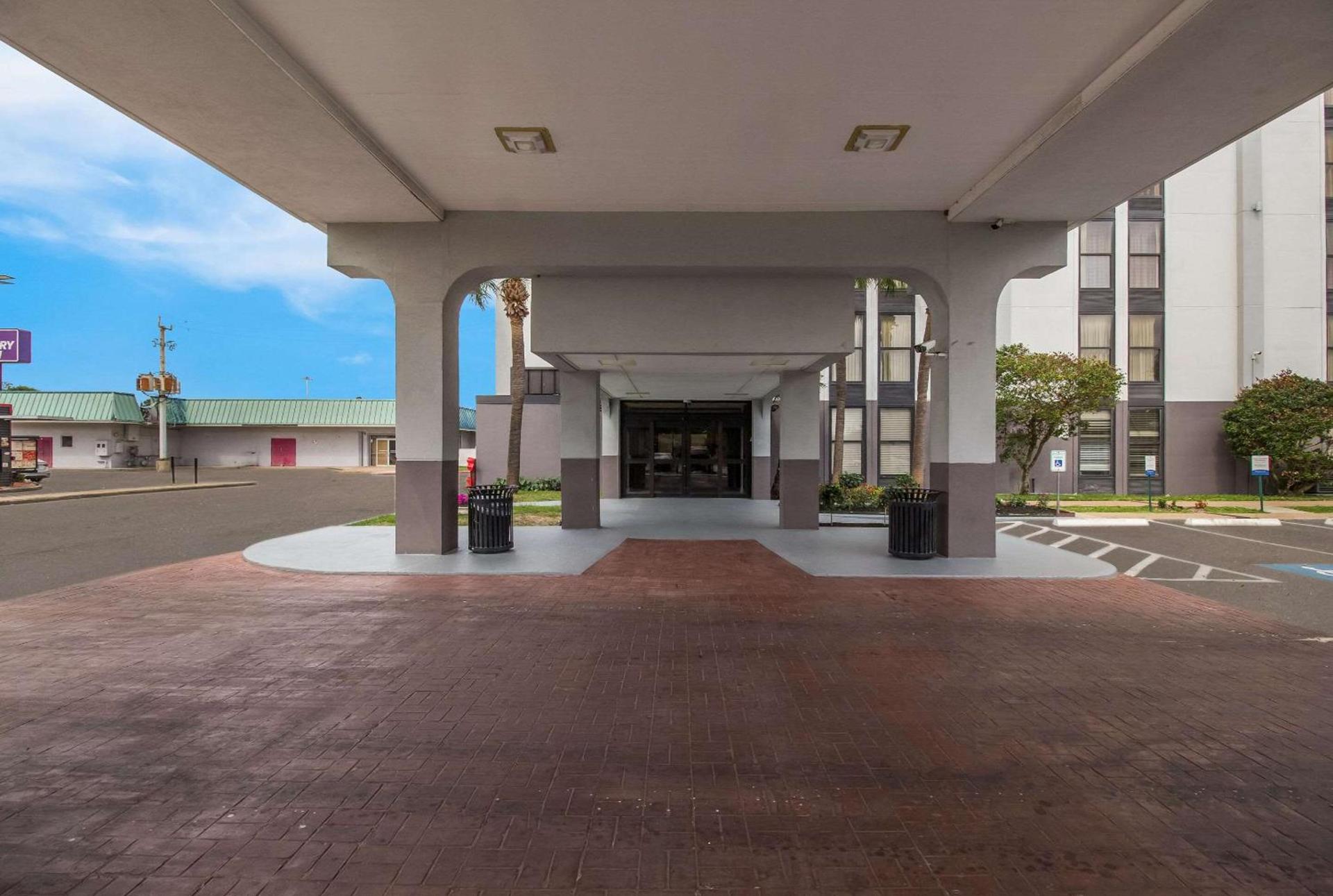Quality Inn Houston East I-10 photo 5