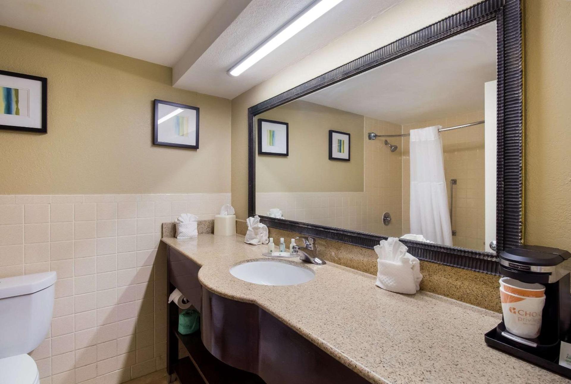 Quality Inn Houston East I-10 photo 9