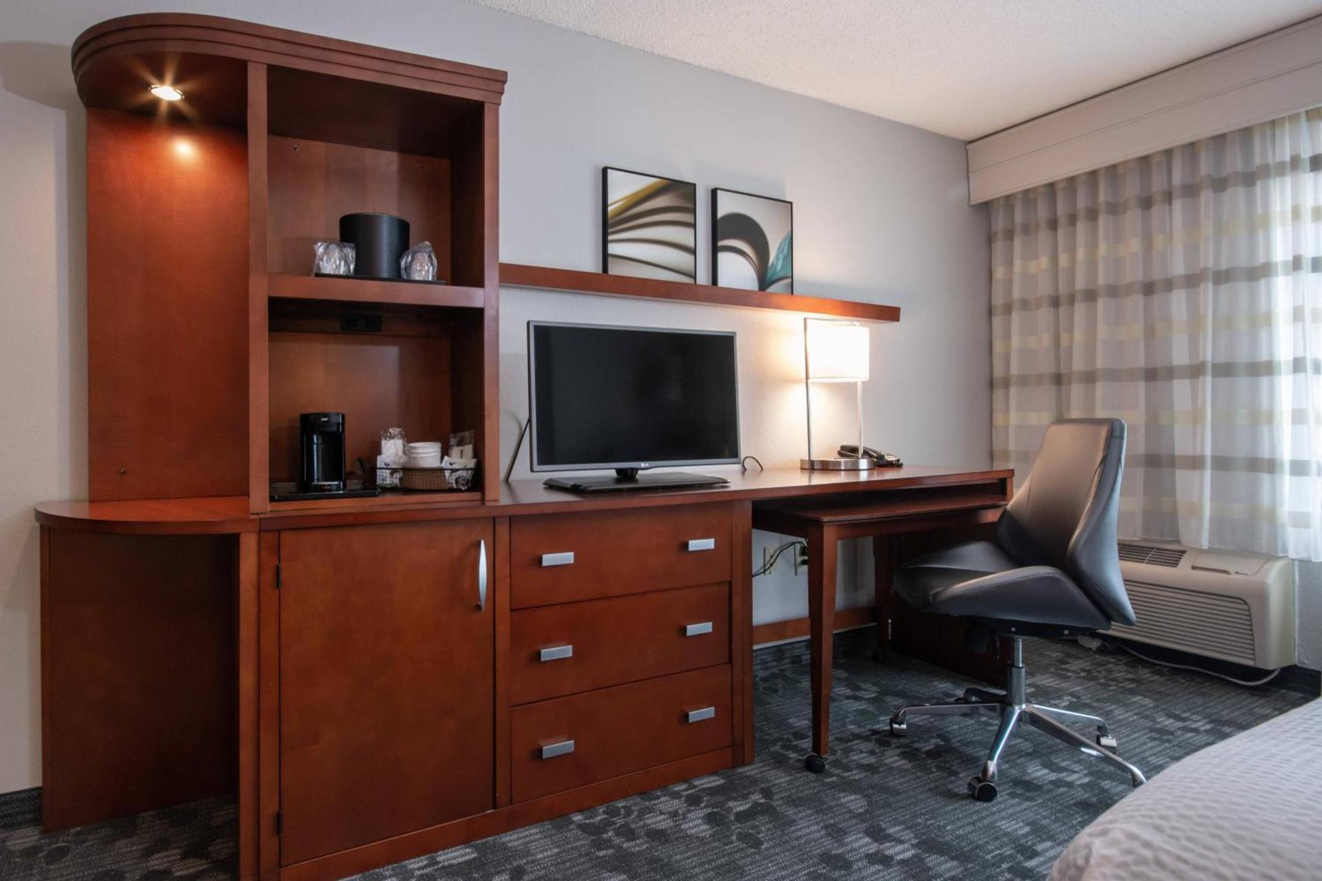 Courtyard by Marriott Charlotte Lake Norman photo 6