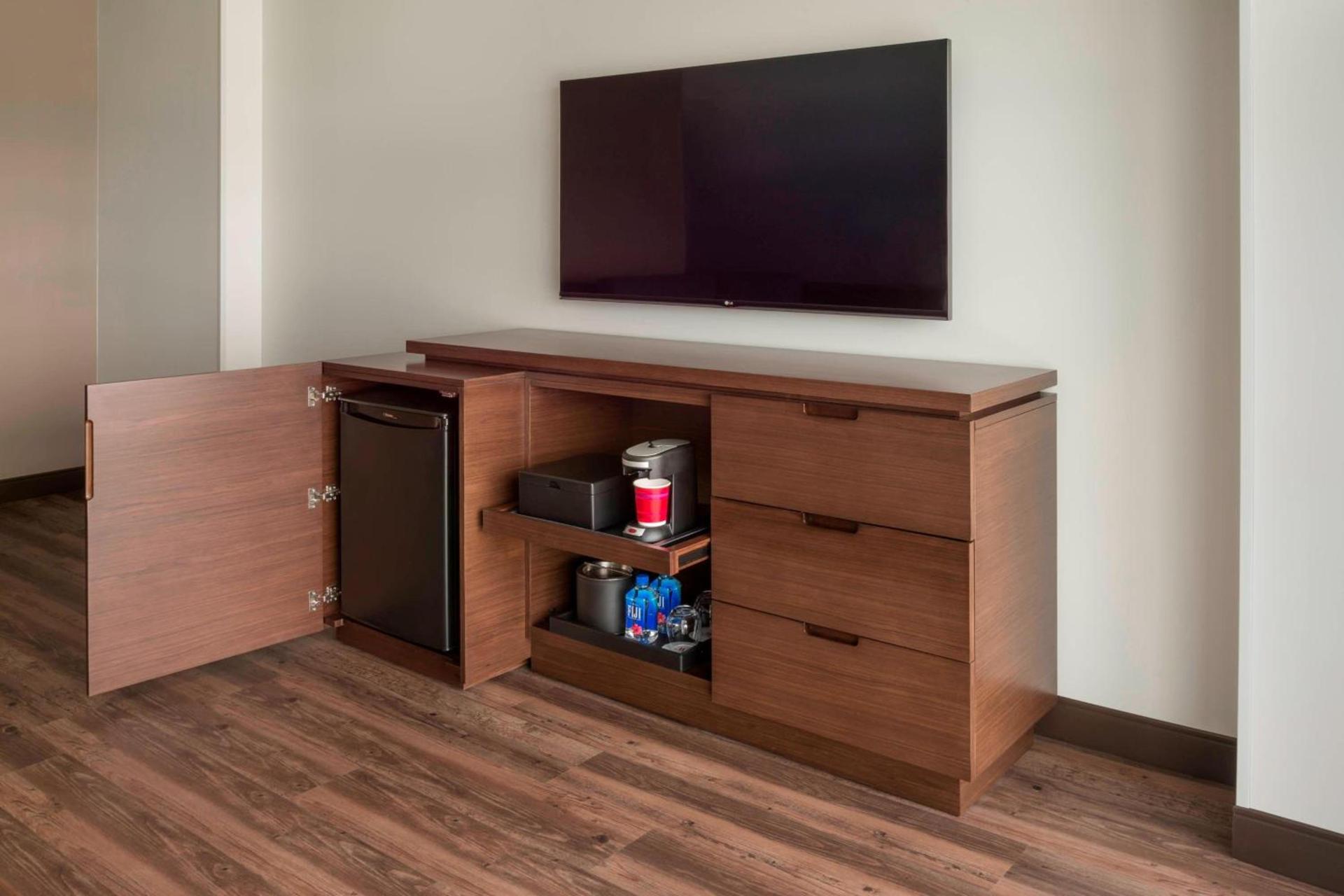 Buffalo Marriott at LECOM HARBORCENTER photo 11