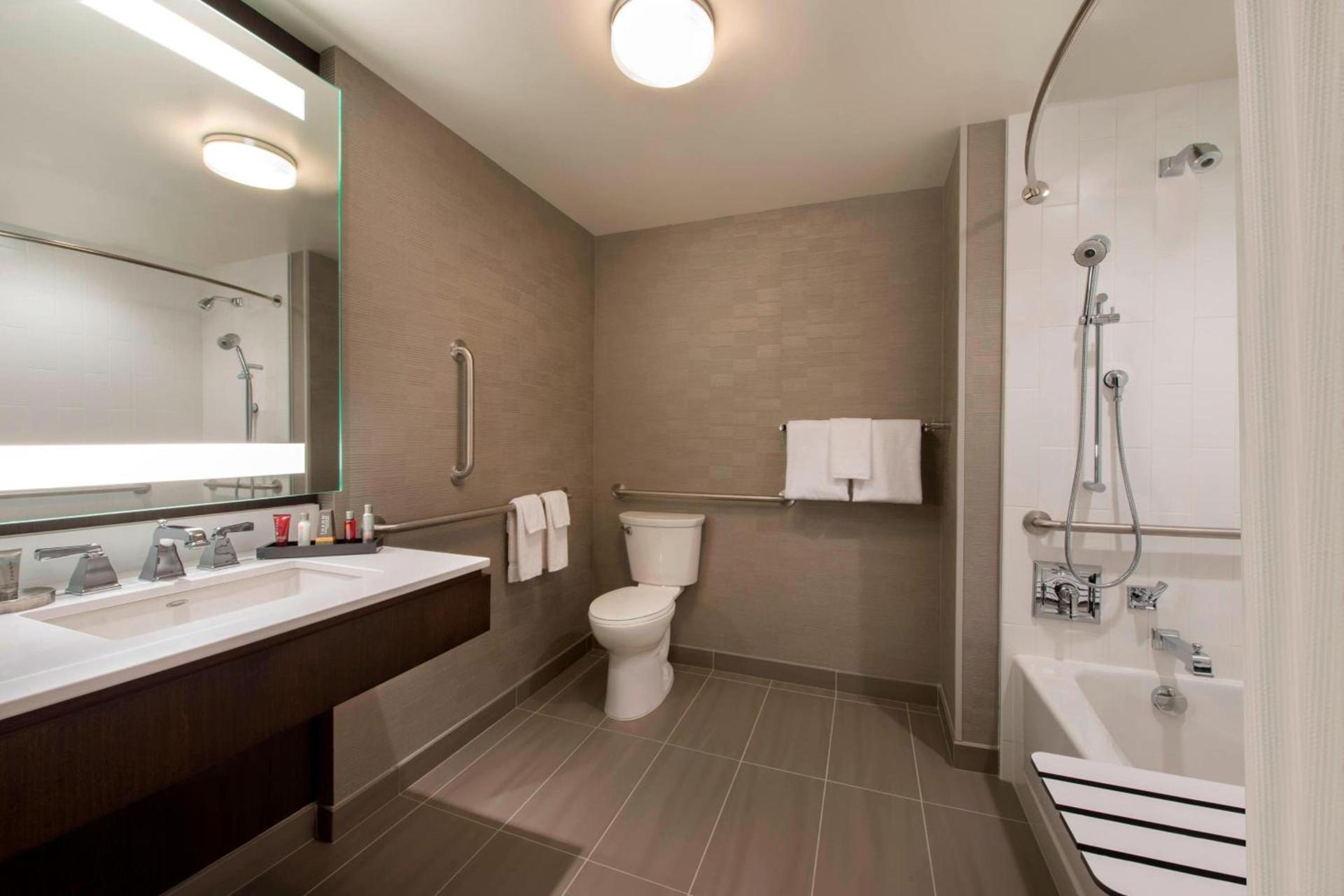 Buffalo Marriott at LECOM HARBORCENTER photo 12