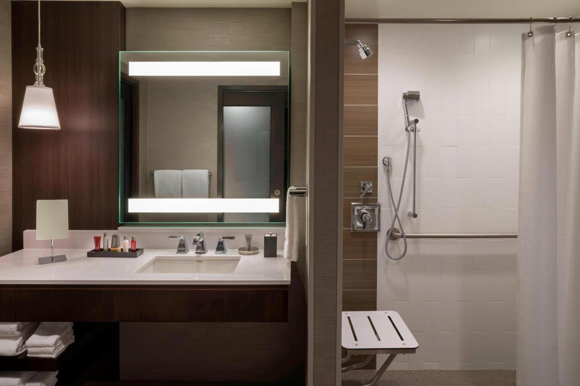 Buffalo Marriott at LECOM HARBORCENTER photo 13