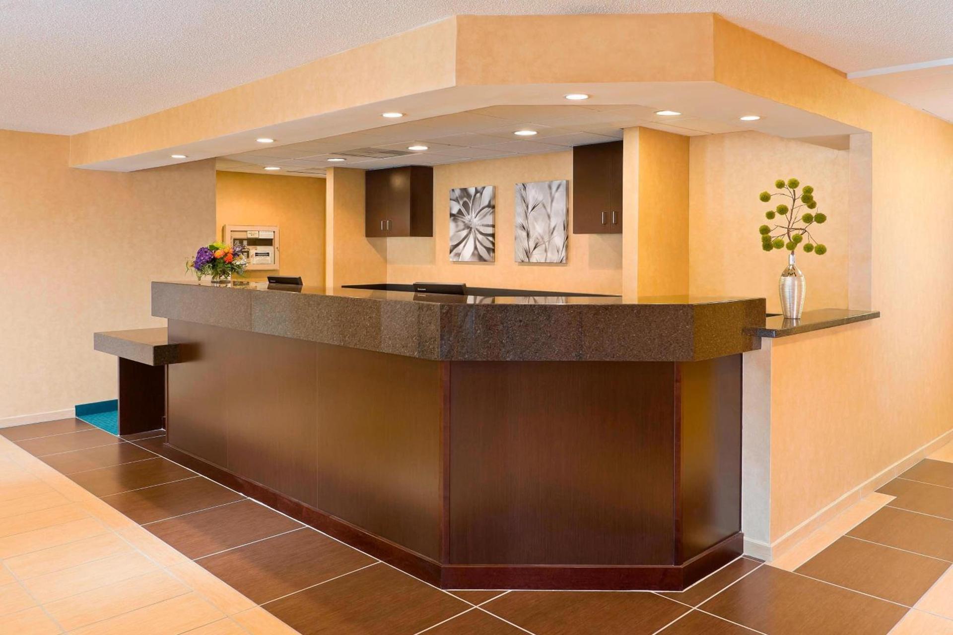 MainStay Suites Appleton Airport - Fox River Mall Area photo 2