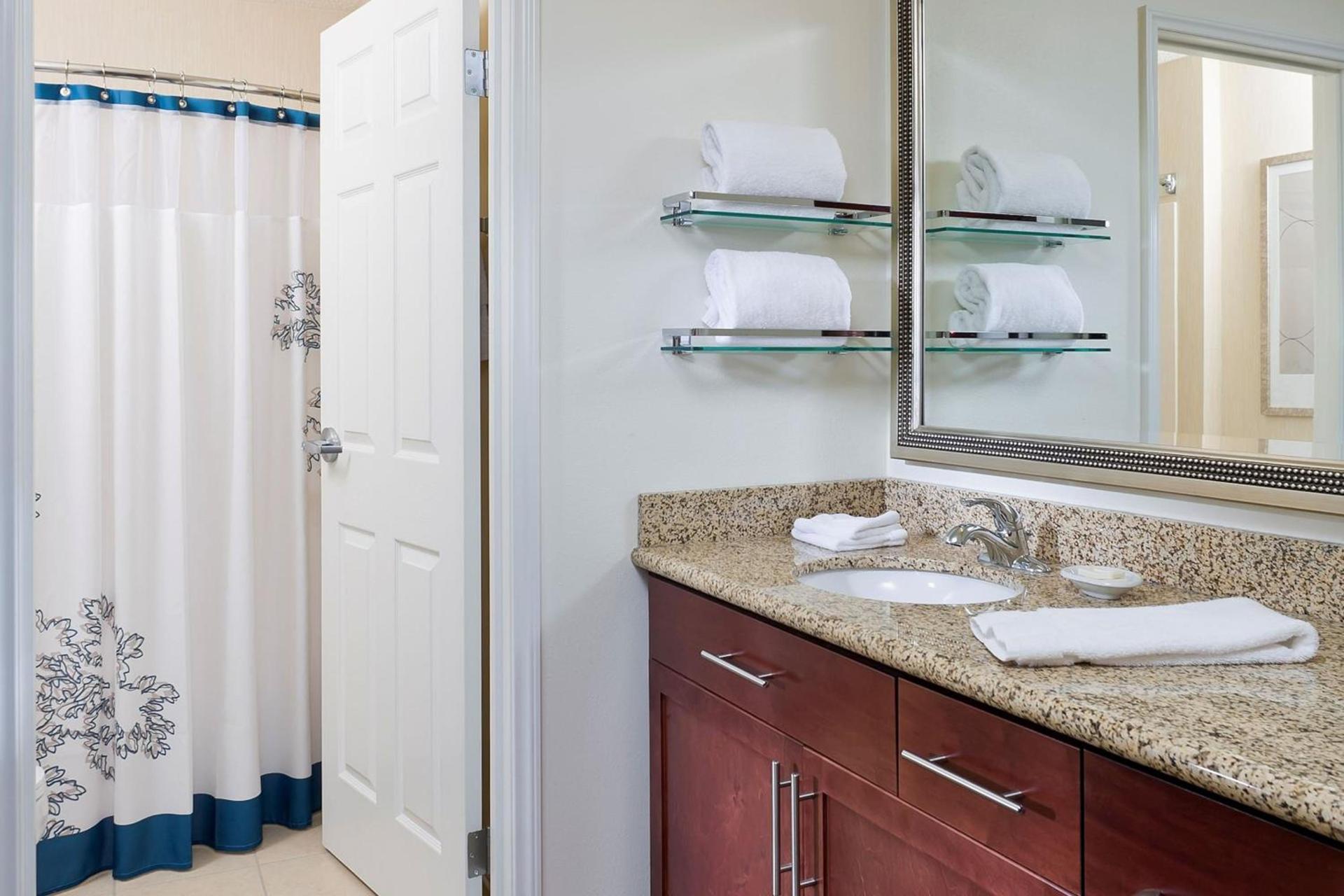 MainStay Suites Appleton Airport - Fox River Mall Area photo 11