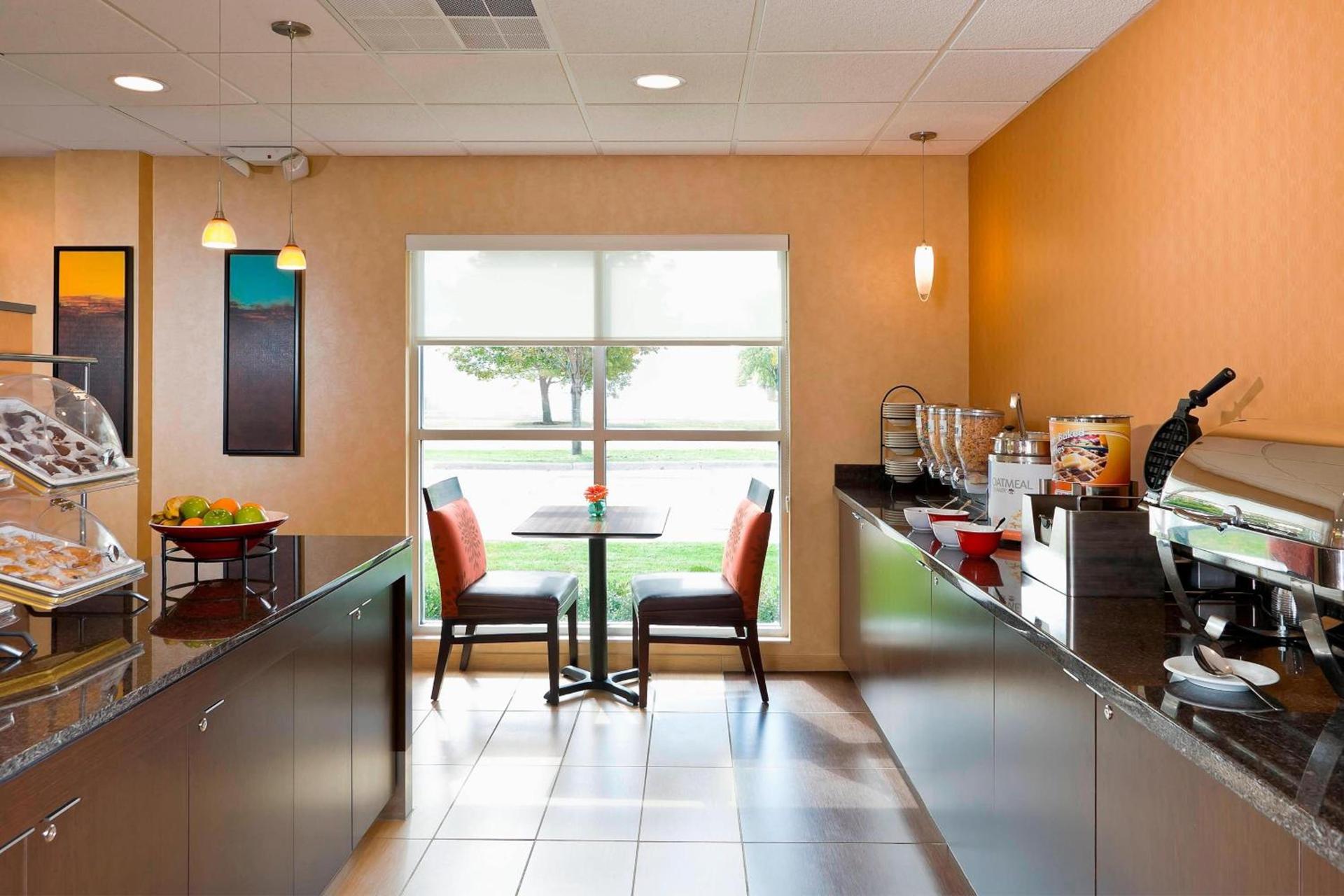 MainStay Suites Appleton Airport - Fox River Mall Area photo 16