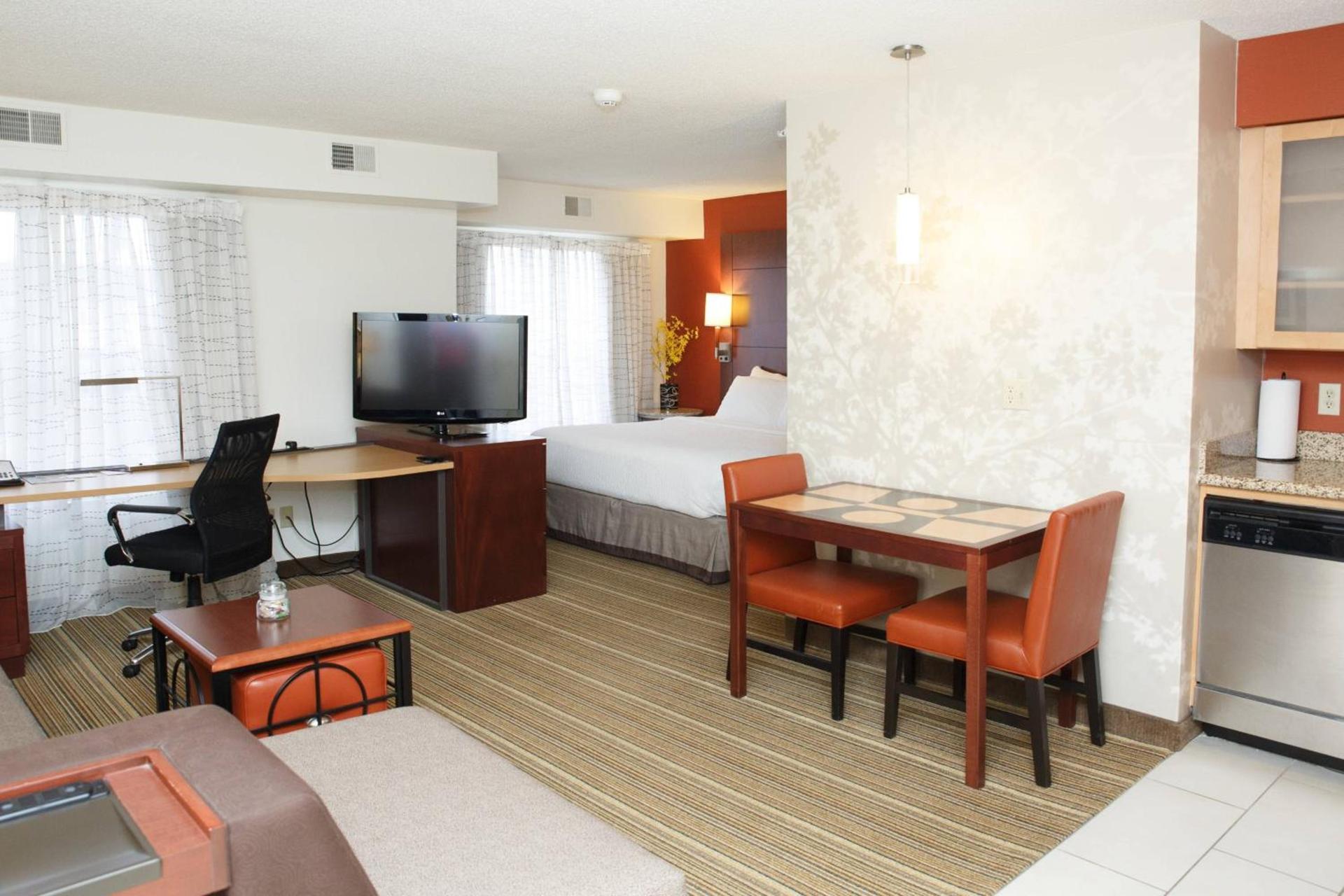 MainStay Suites Appleton Airport - Fox River Mall Area photo 6