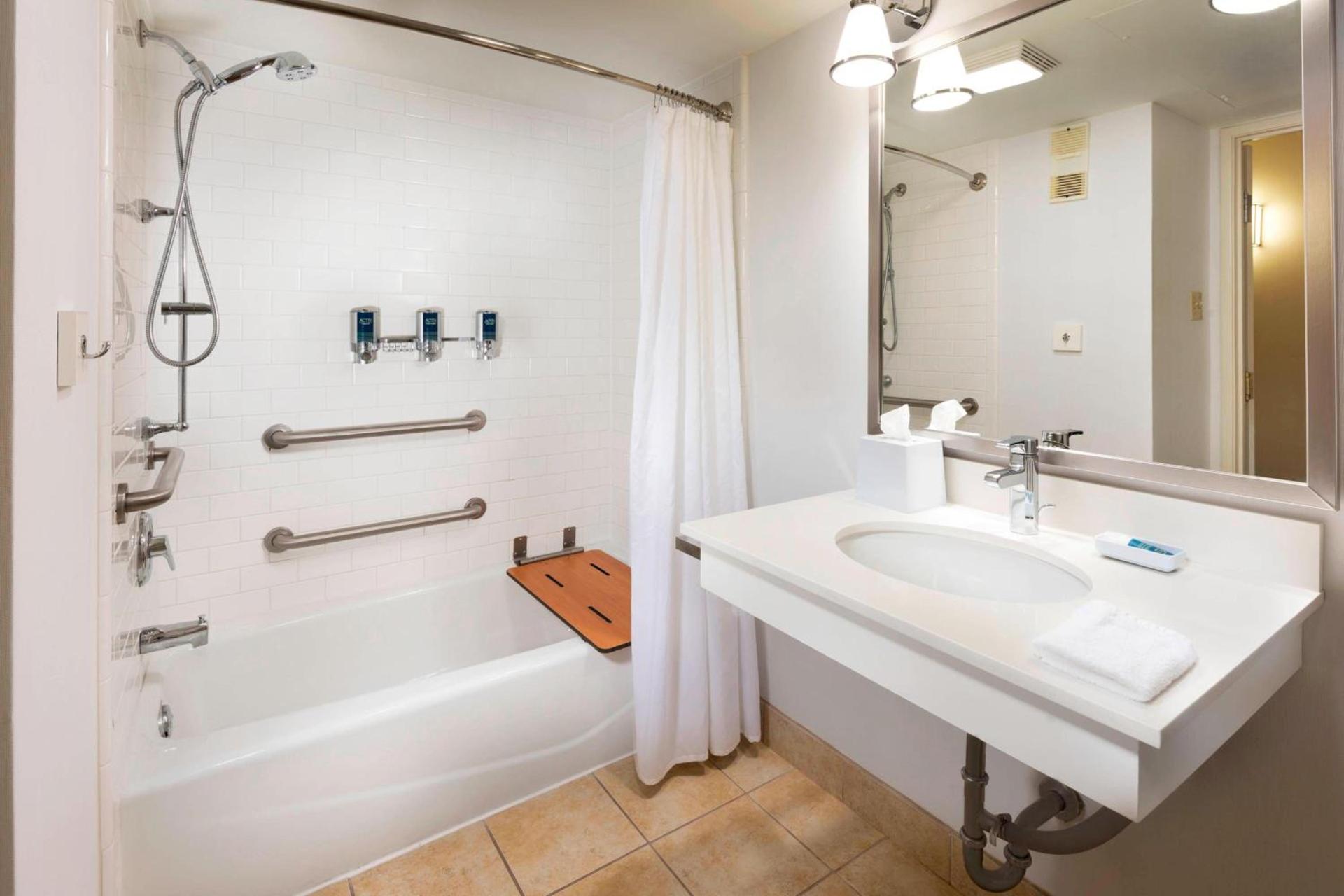 DoubleTree by Hilton Manhattan, KS photo 6