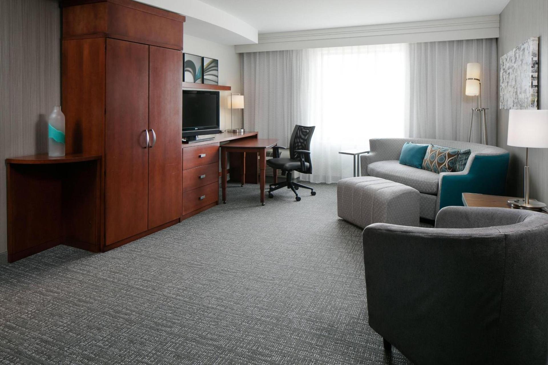Courtyard by Marriott Omaha Aksarben Village photo 11