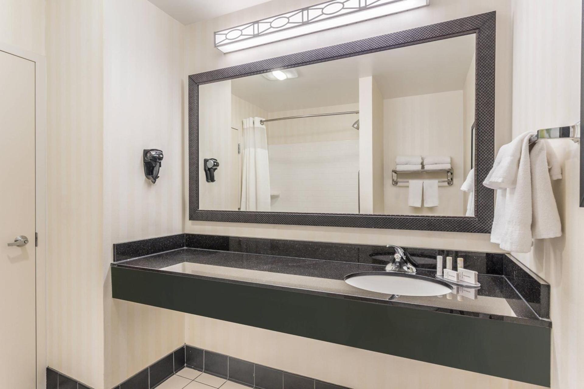 Fairfield Inn and Suites by Marriott Madison East photo 9