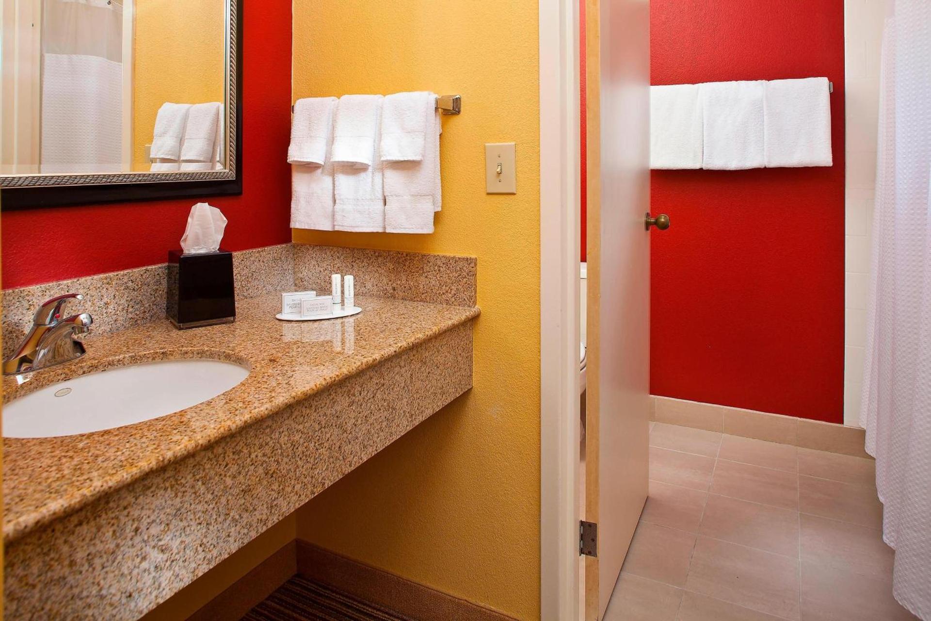 Courtyard by Marriott Orlando Airport photo 10