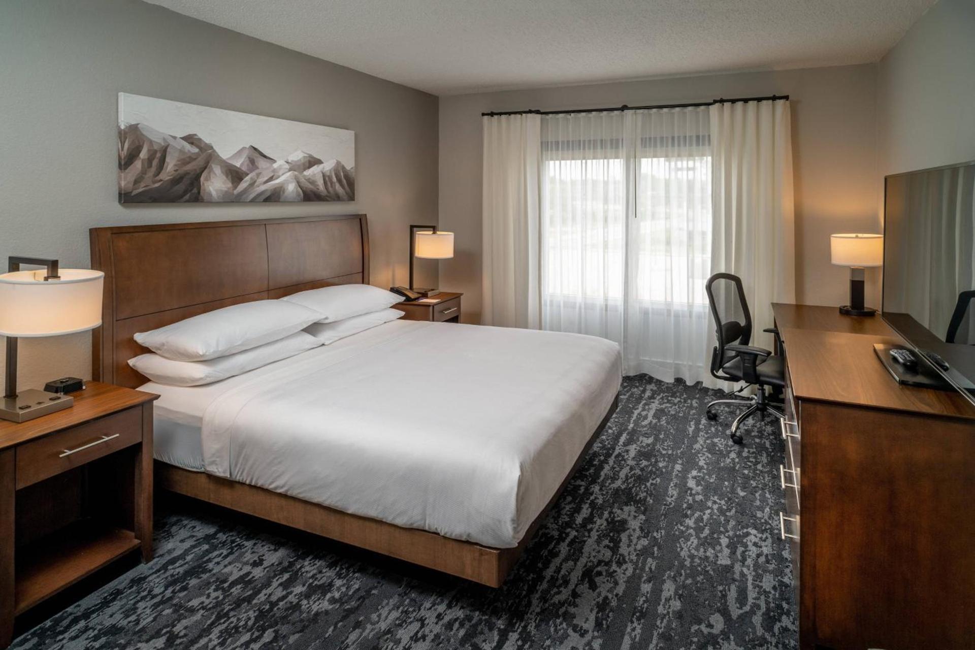 Delta Hotels by Marriott Huntington Mall photo 11