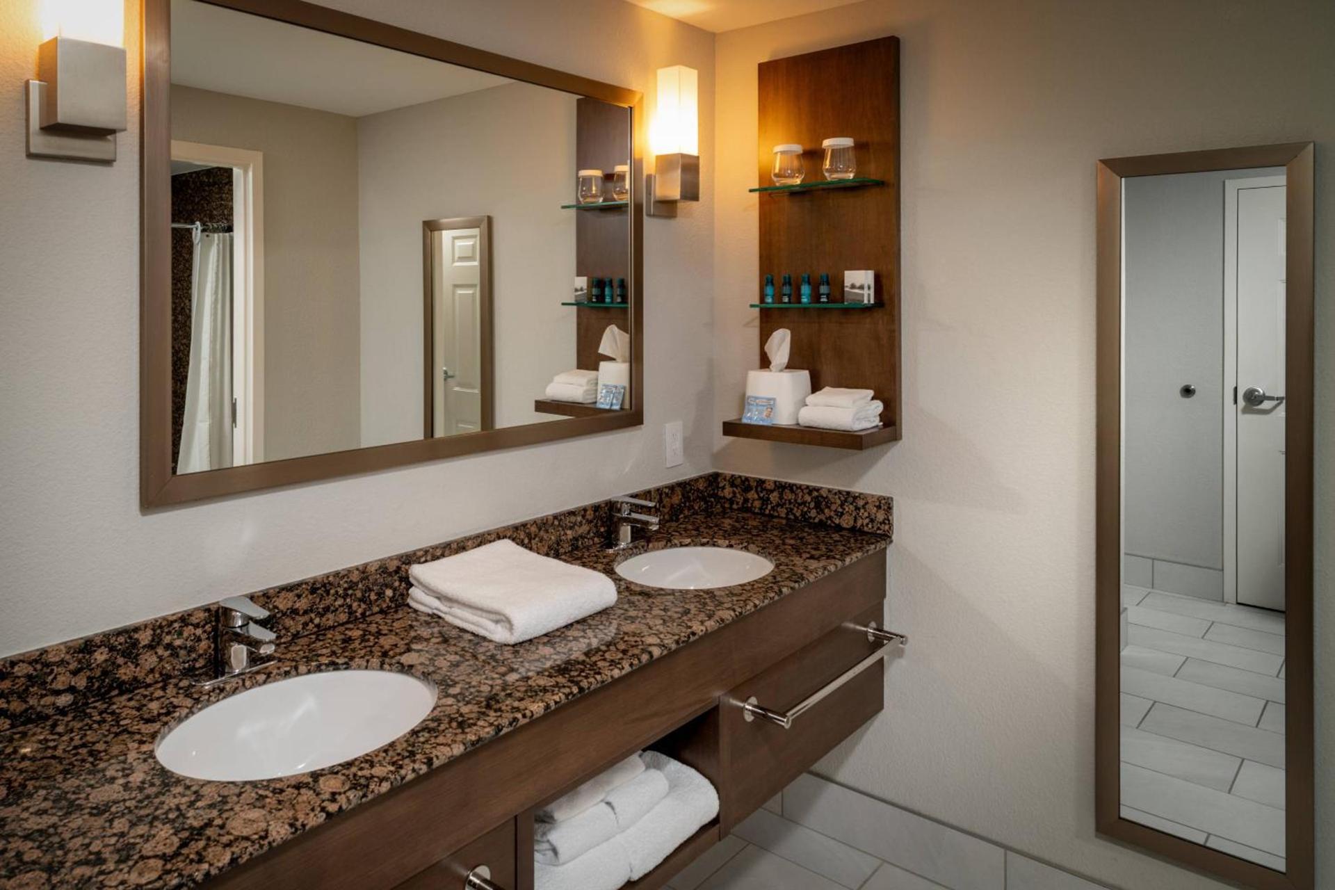 Delta Hotels by Marriott Huntington Mall photo 8