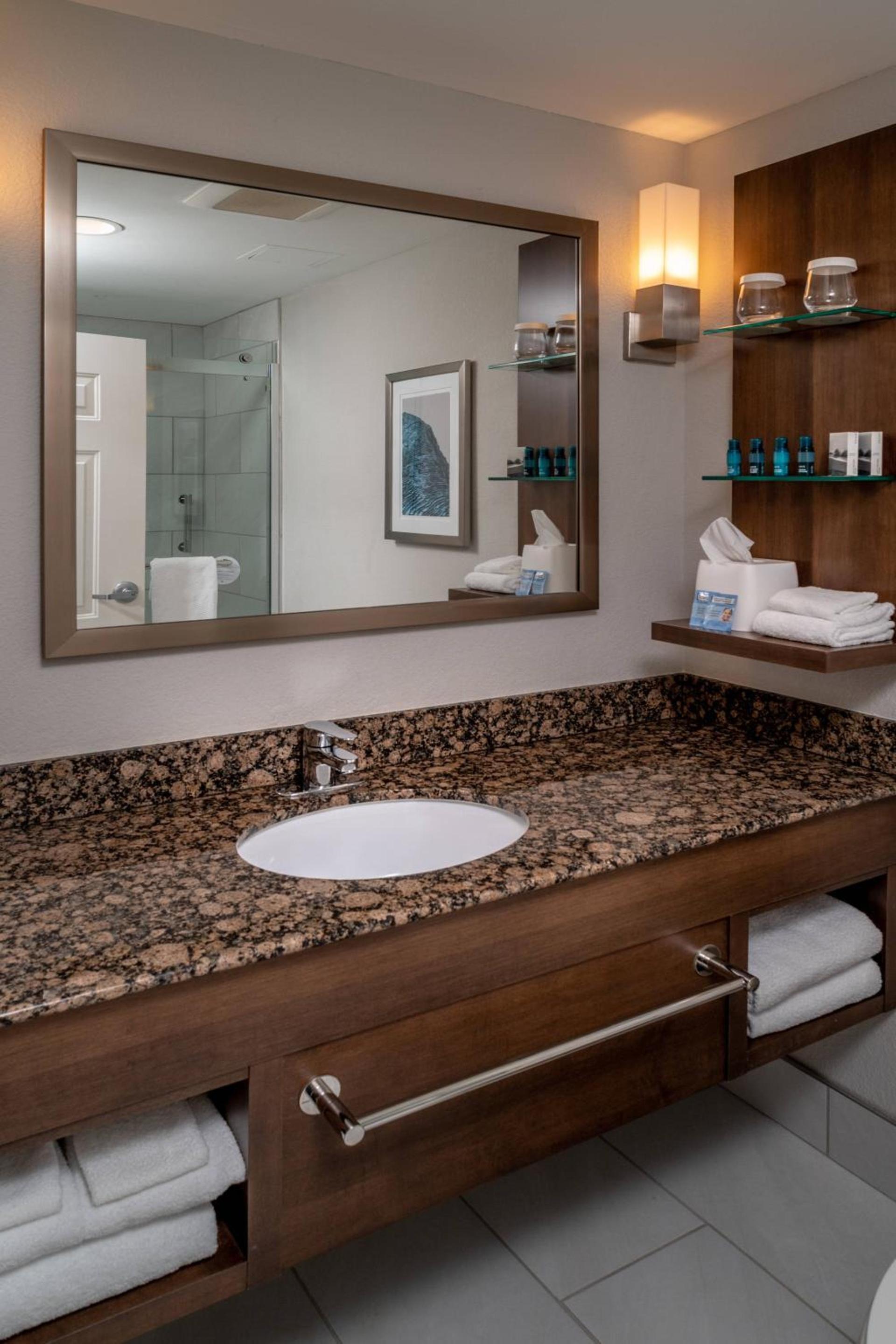 Delta Hotels by Marriott Huntington Mall photo 14
