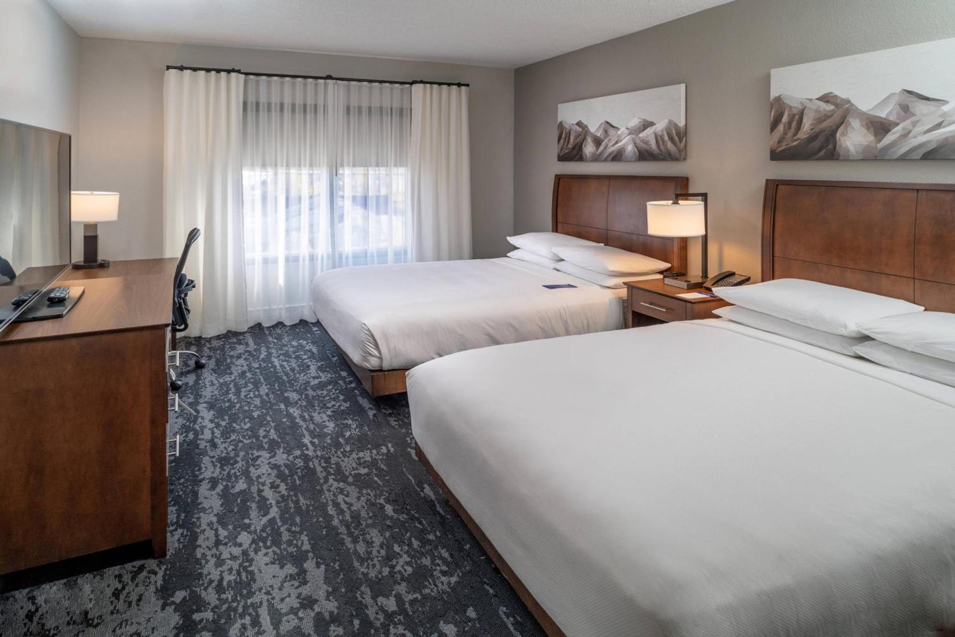 Delta Hotels by Marriott Huntington Mall photo 12