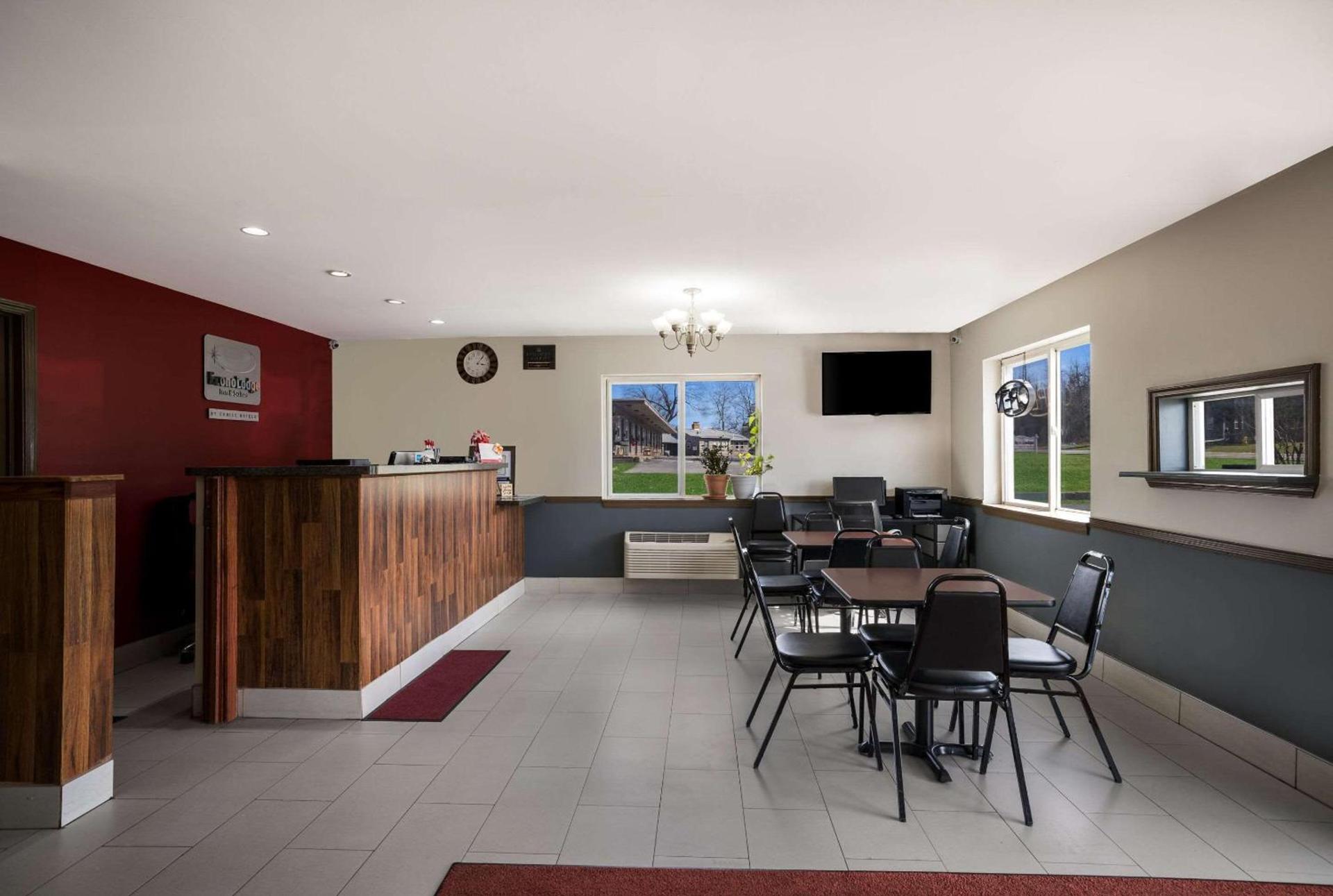 Econo Lodge Inn & Suites Canandaigua - Finger Lakes Area photo 8