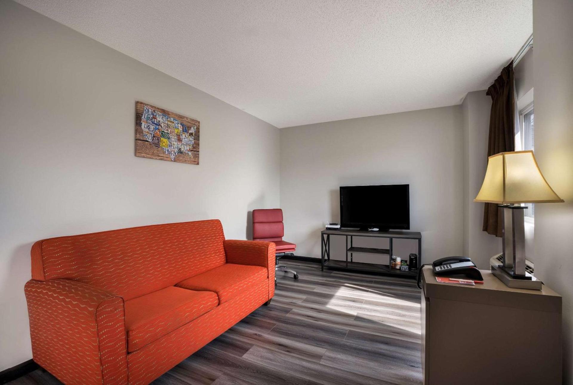 Econo Lodge Inn & Suites Canandaigua - Finger Lakes Area photo 12