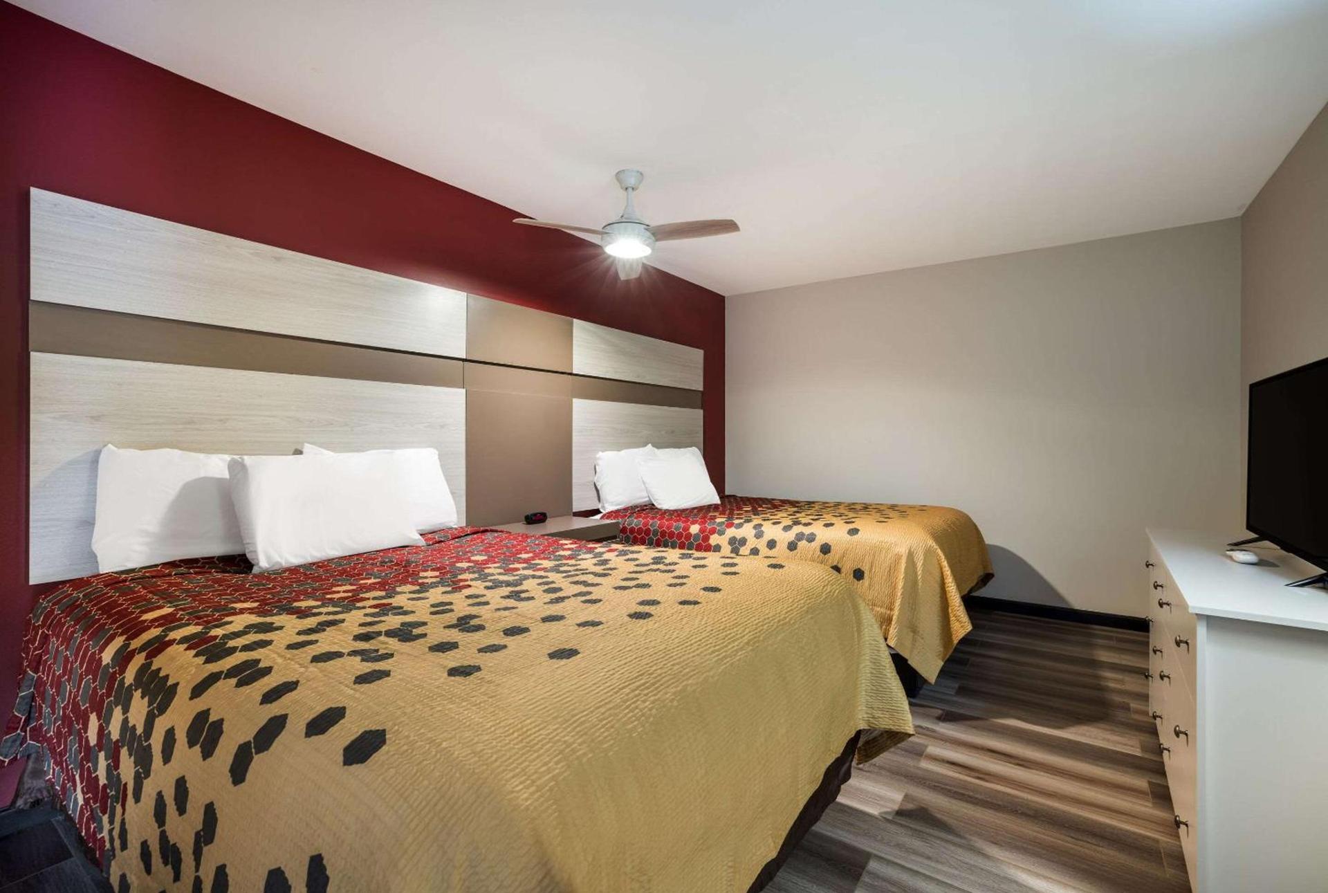Econo Lodge Inn & Suites Canandaigua - Finger Lakes Area photo 14