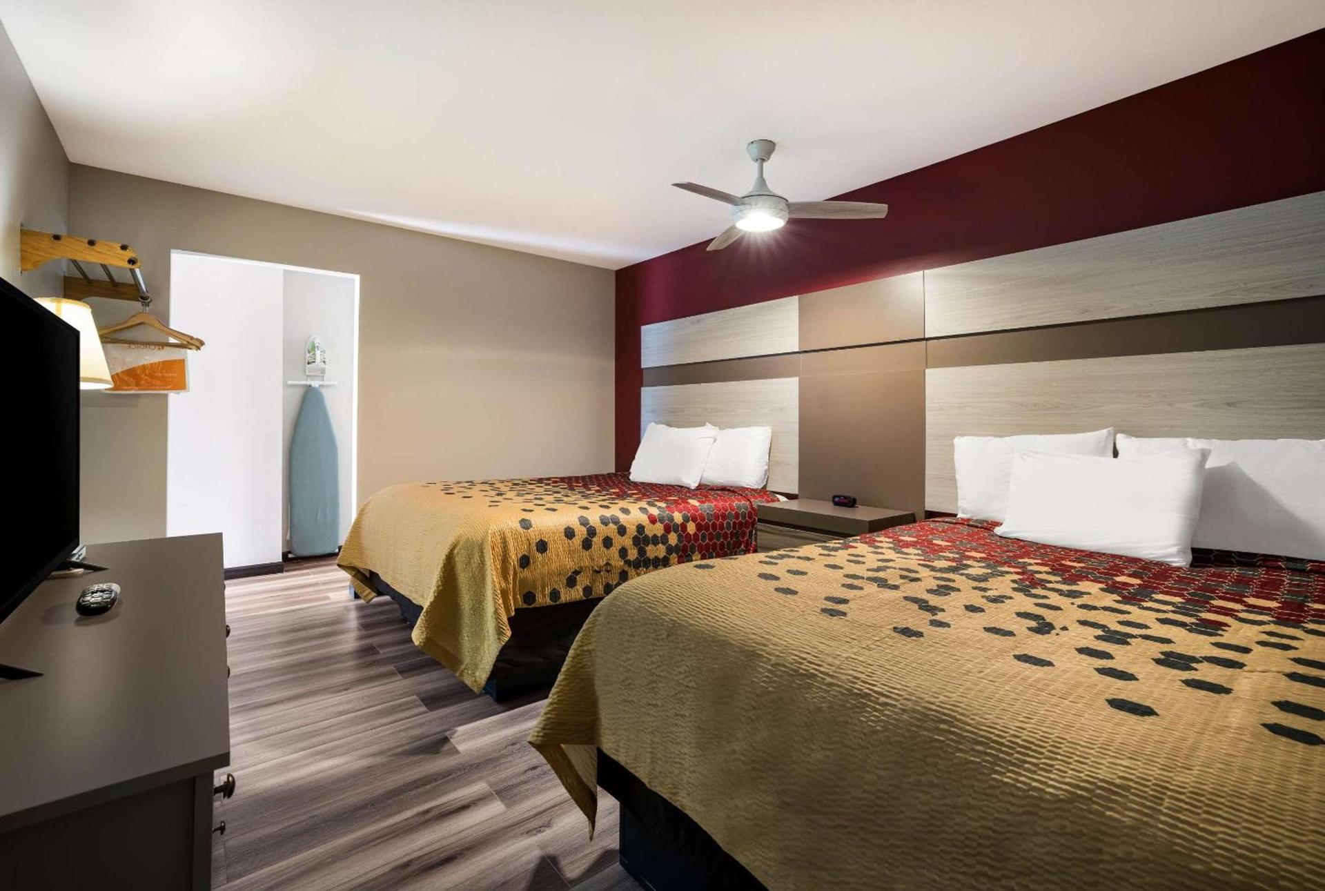 Econo Lodge Inn & Suites Canandaigua - Finger Lakes Area photo 15