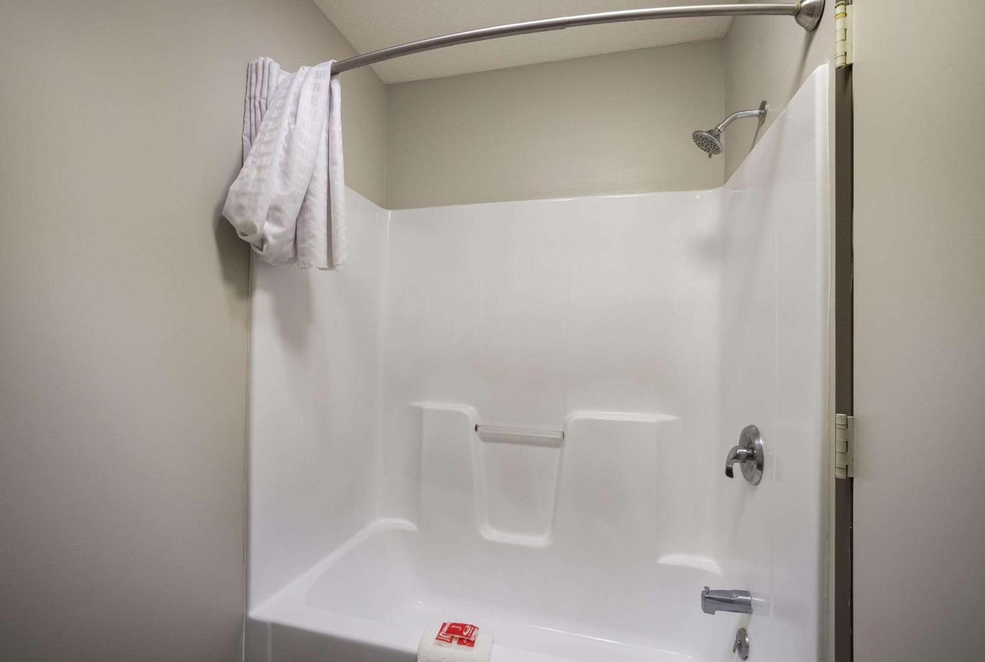 Econo Lodge Inn & Suites Canandaigua - Finger Lakes Area photo 17