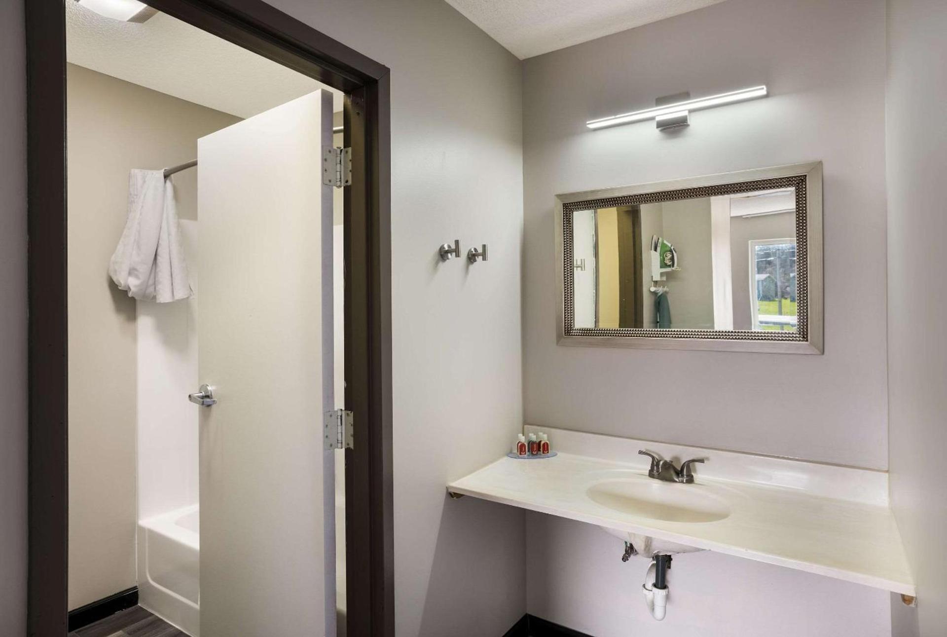 Econo Lodge Inn & Suites Canandaigua - Finger Lakes Area photo 16