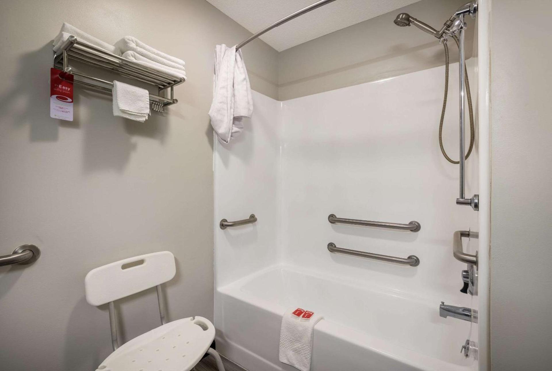 Econo Lodge Inn & Suites Canandaigua - Finger Lakes Area photo 24