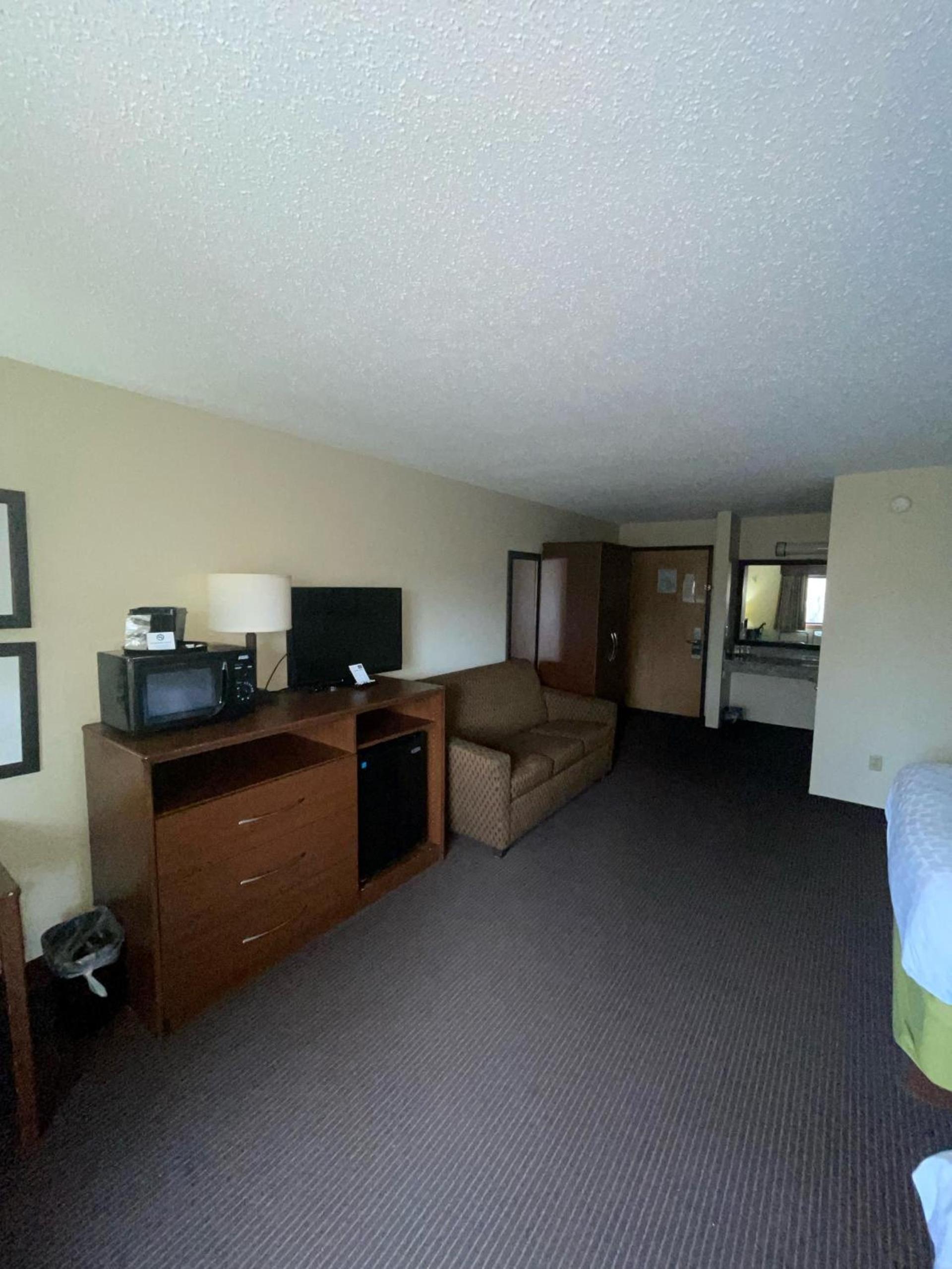 Cobblestone Hotel & Suites - Wisconsin Rapids photo 43