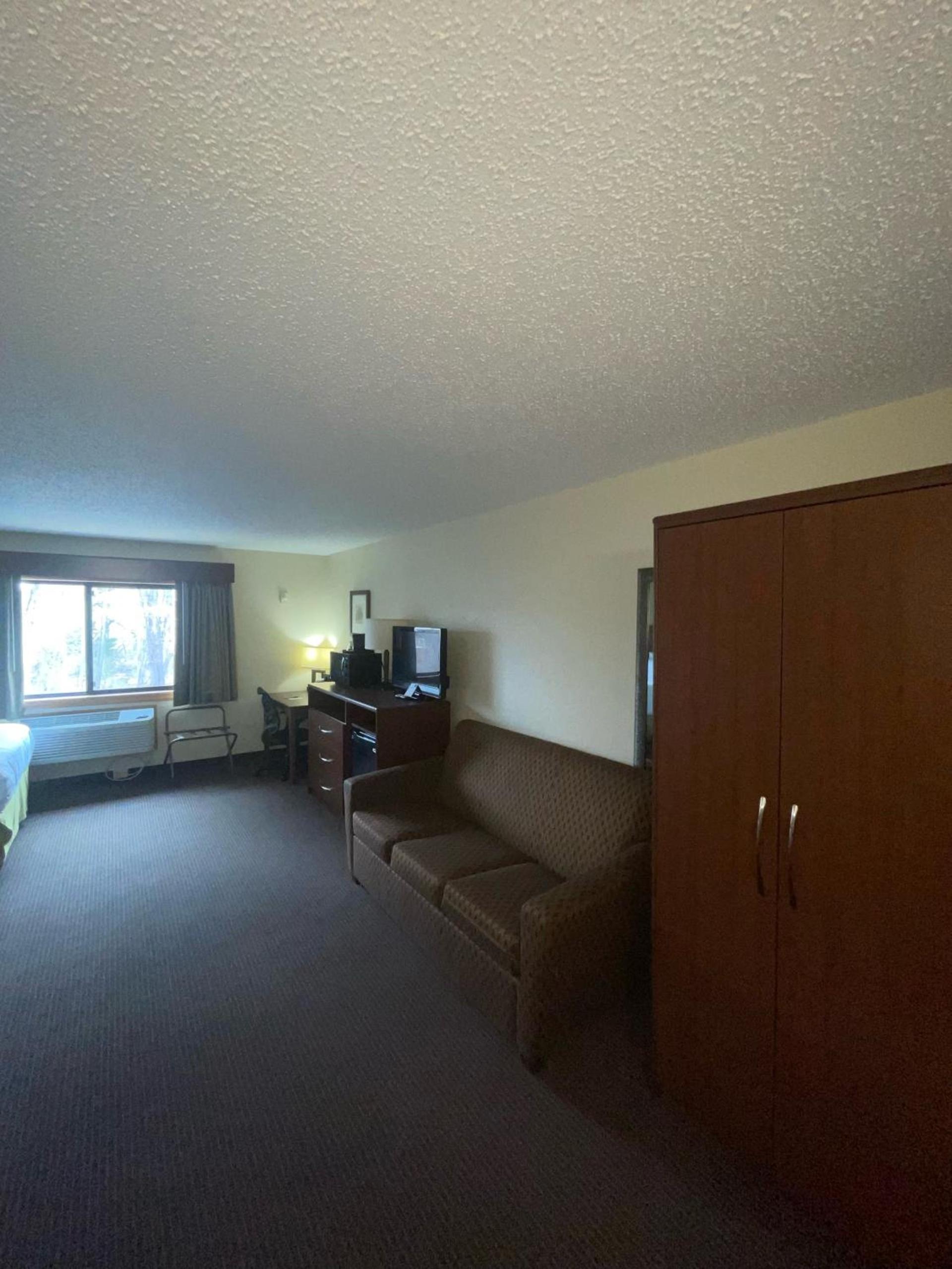 Cobblestone Hotel & Suites - Wisconsin Rapids photo 44