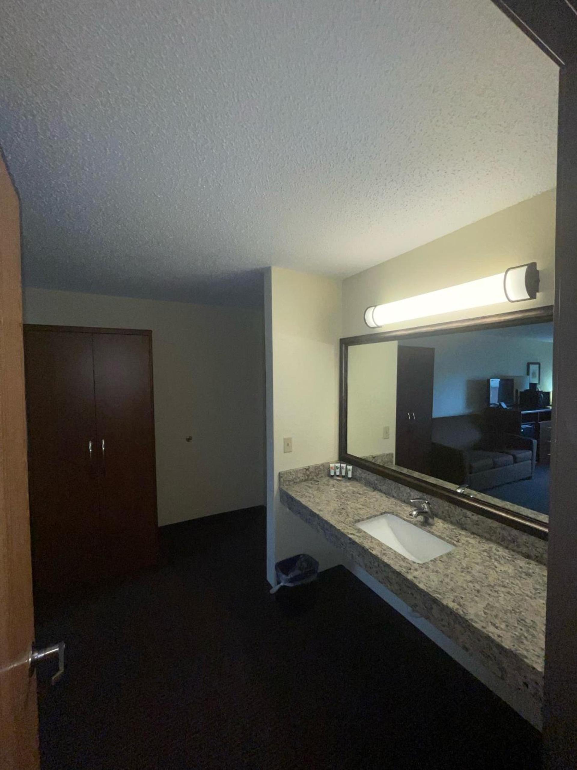 Cobblestone Hotel & Suites - Wisconsin Rapids photo 46
