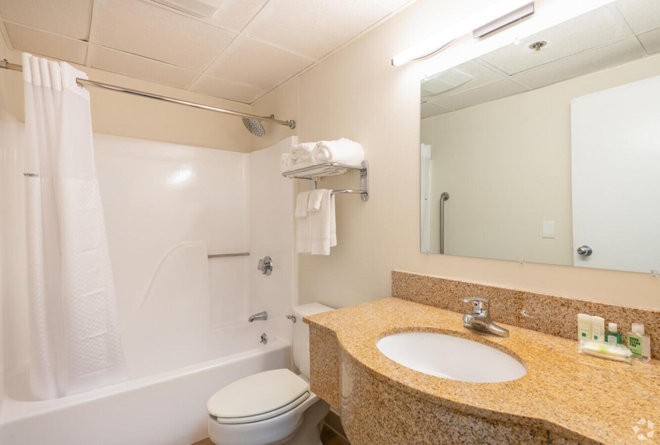 Residences at Solomon Pond photo 7