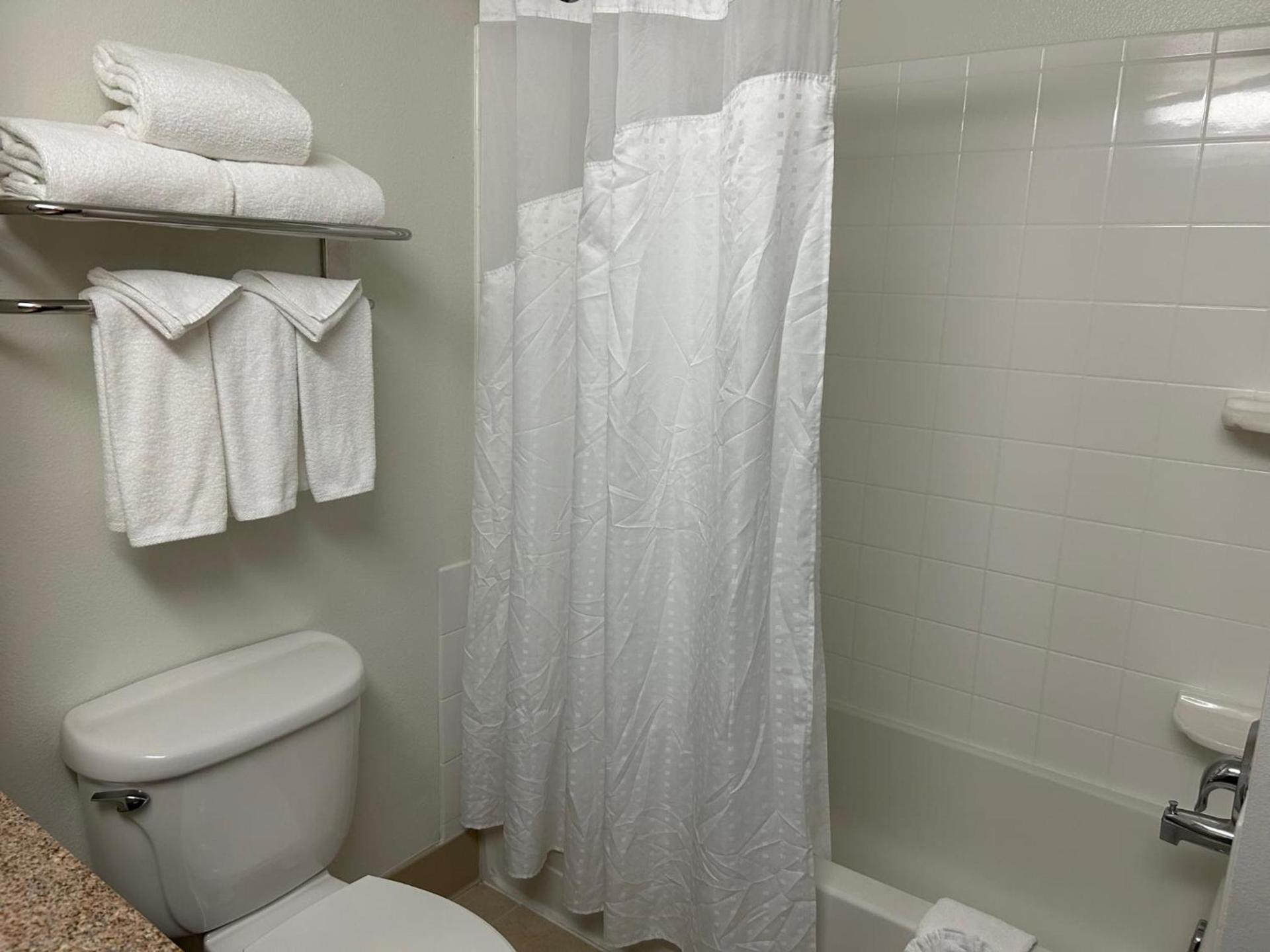 Holiday Inn & Suites - Barstow by IHG photo 18