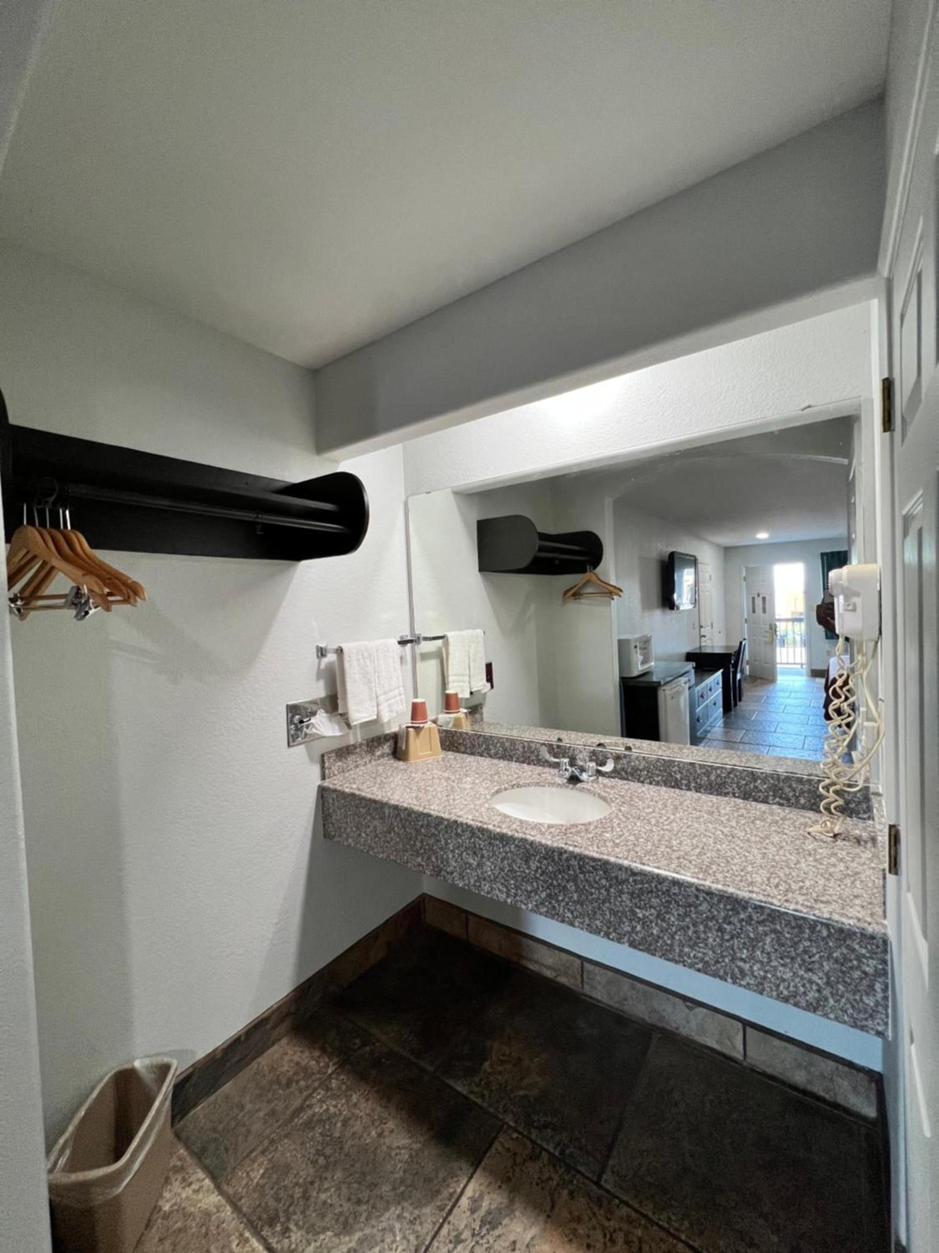 Texas Inn La Feria photo 18