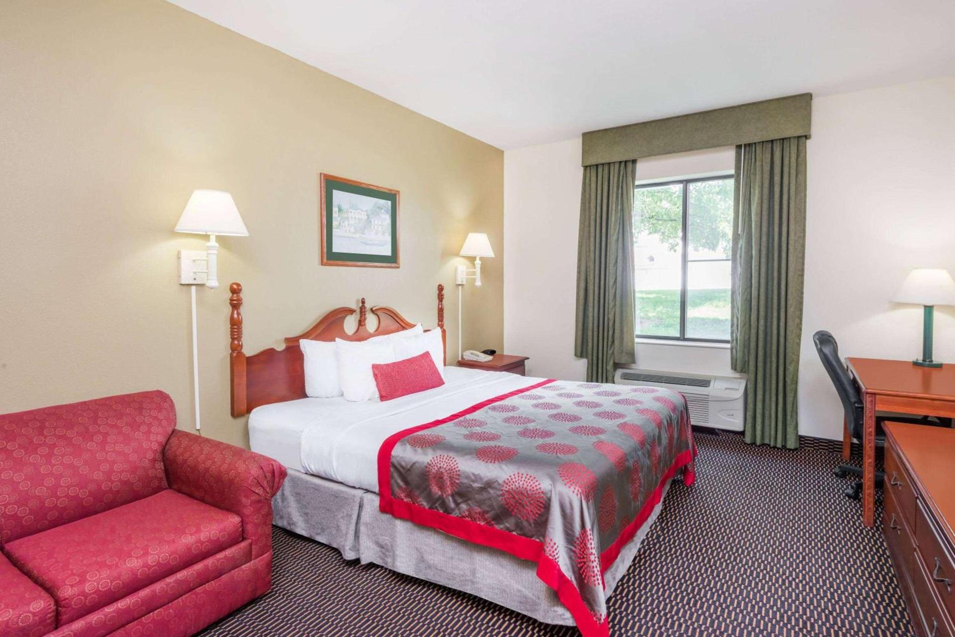 Ramada by Wyndham Columbia photo 8