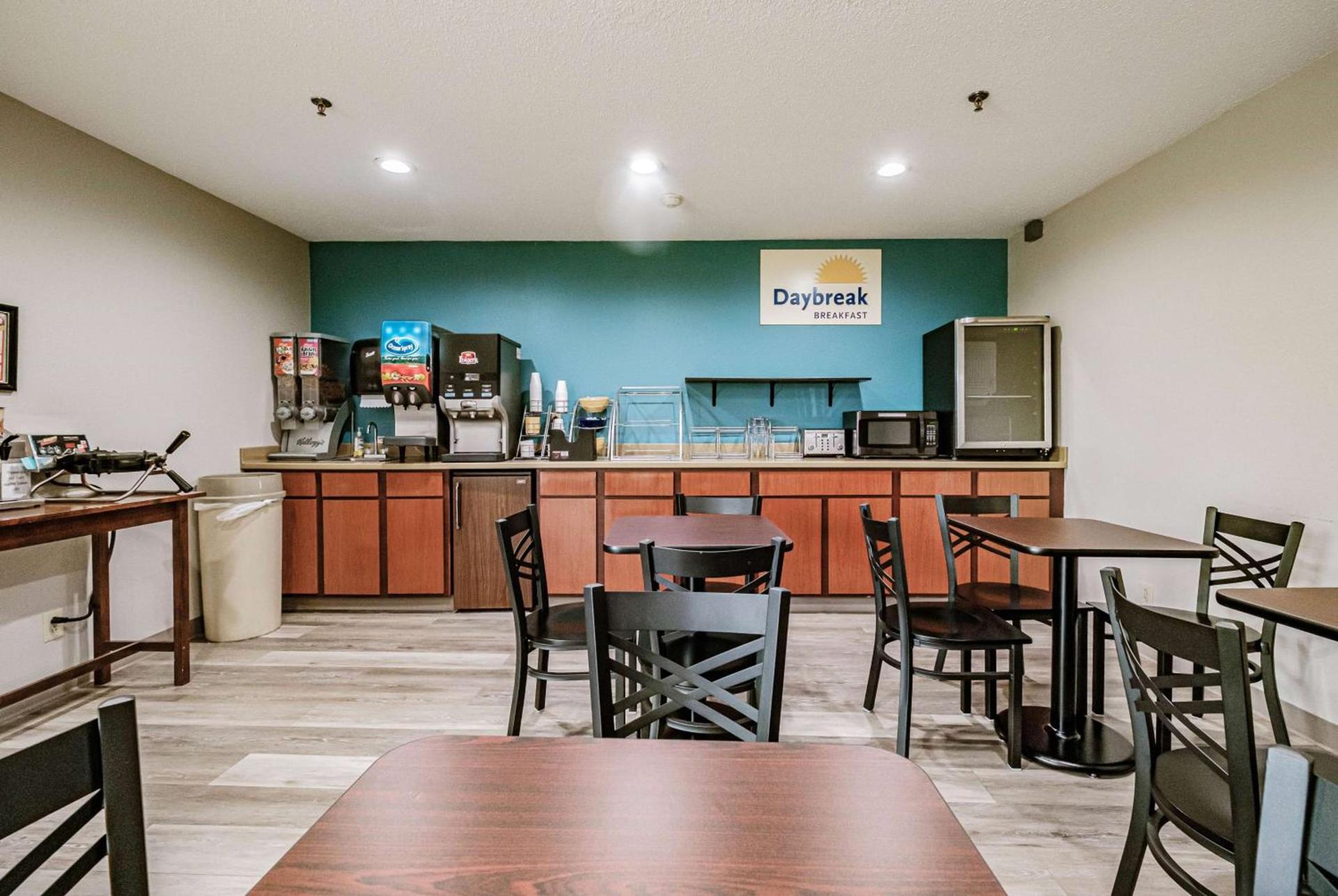 Days Inn by Wyndham Brunswick Bath Area photo 12
