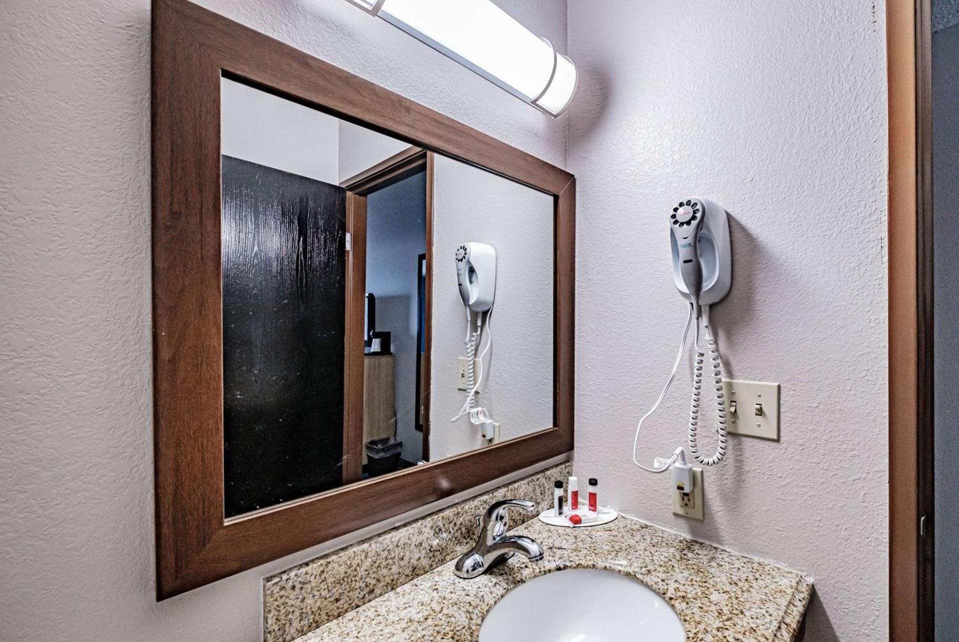 Days Inn by Wyndham Brunswick Bath Area photo 35