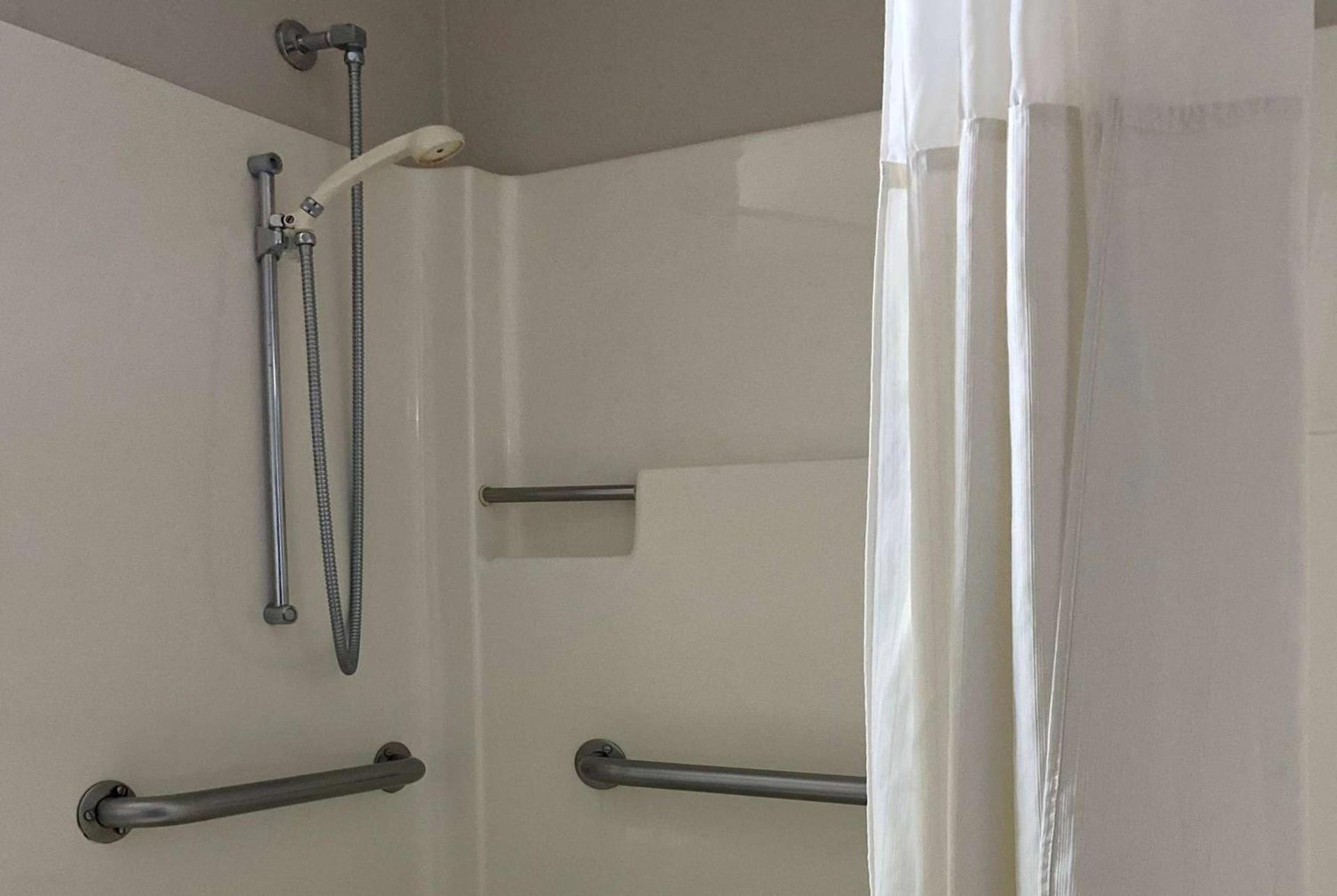 Days Inn by Wyndham Brunswick Bath Area photo 36
