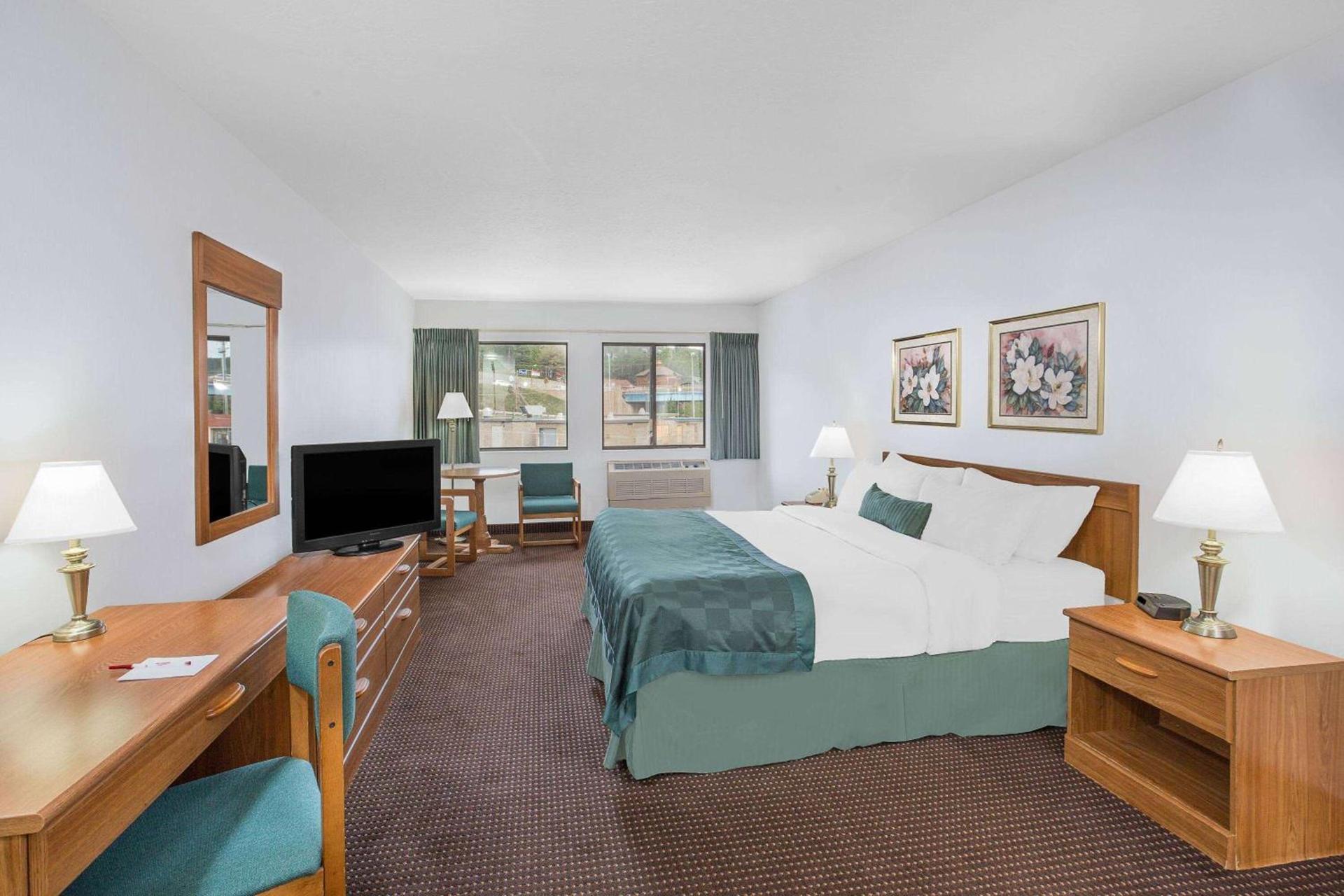 Ramada by Wyndham Hancock Waterfront photo 7
