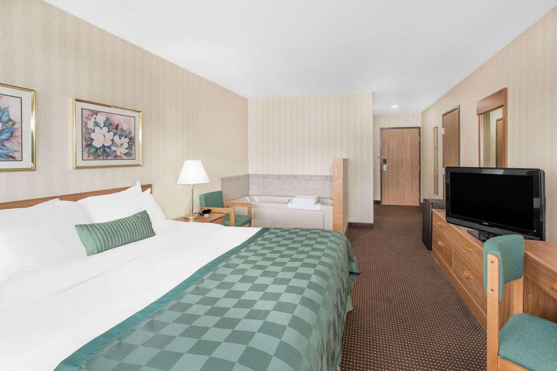 Ramada by Wyndham Hancock Waterfront photo 12