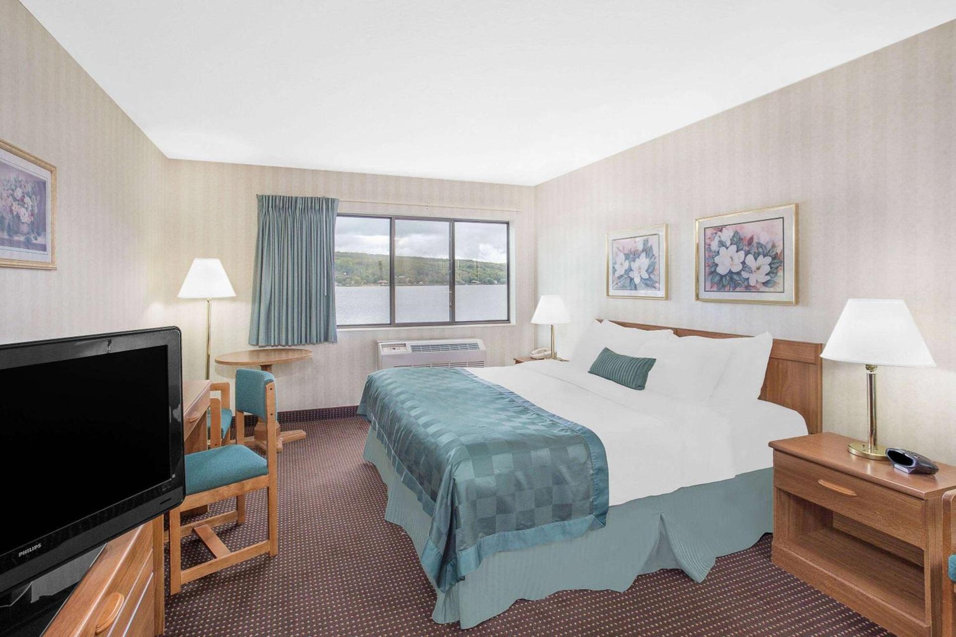 Ramada by Wyndham Hancock Waterfront photo 13