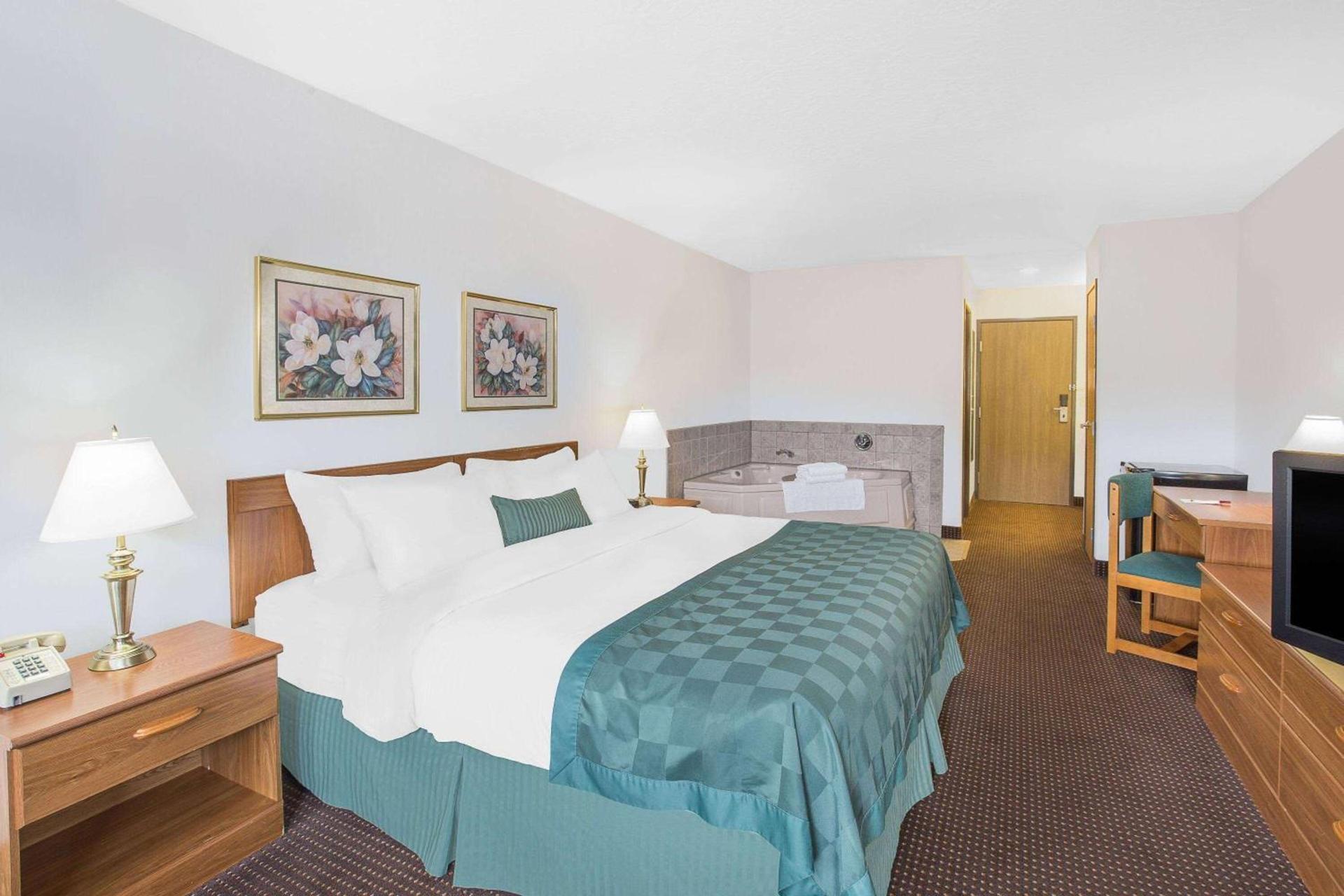 Ramada by Wyndham Hancock Waterfront photo 17
