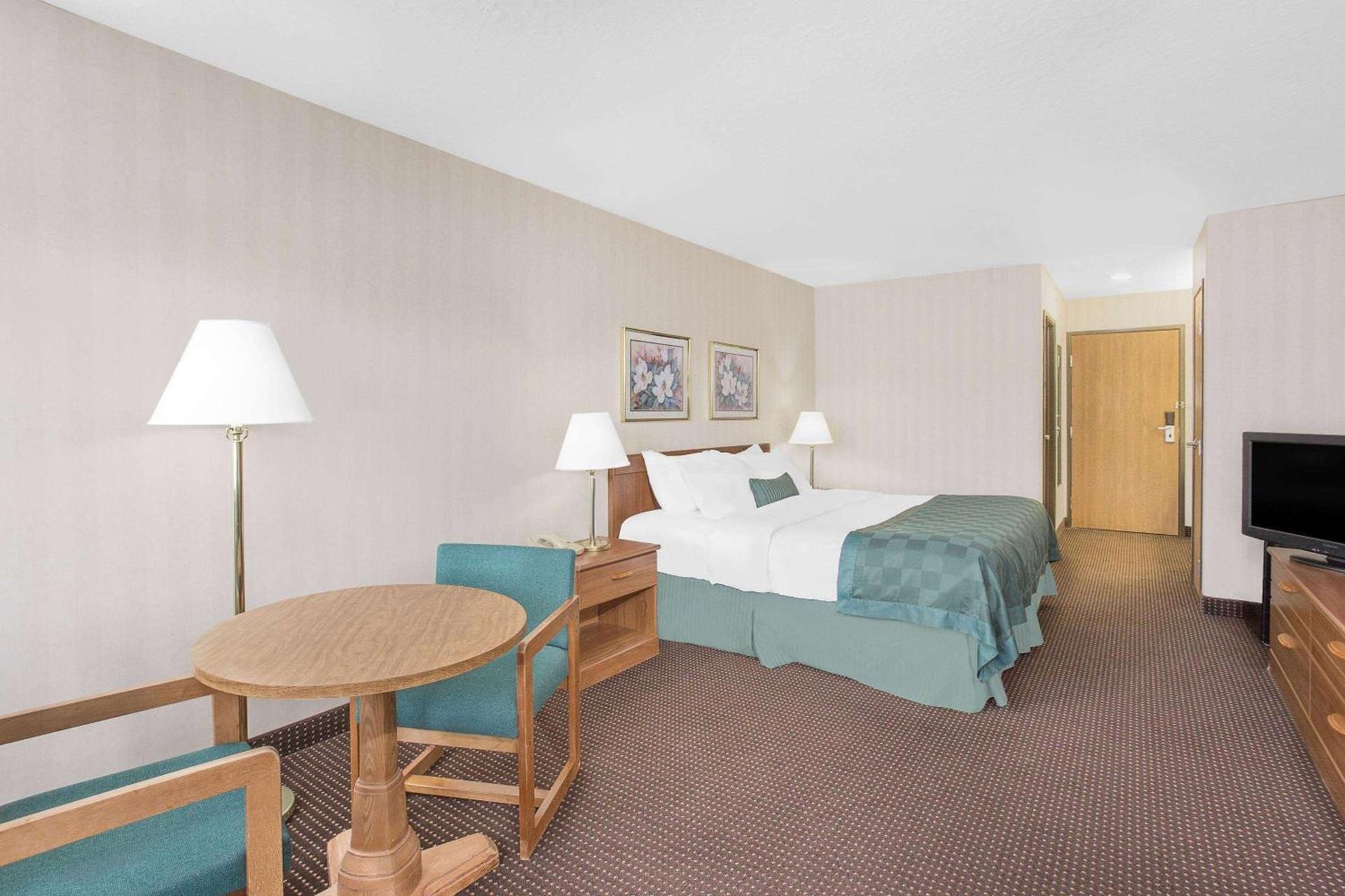 Ramada by Wyndham Hancock Waterfront photo 18