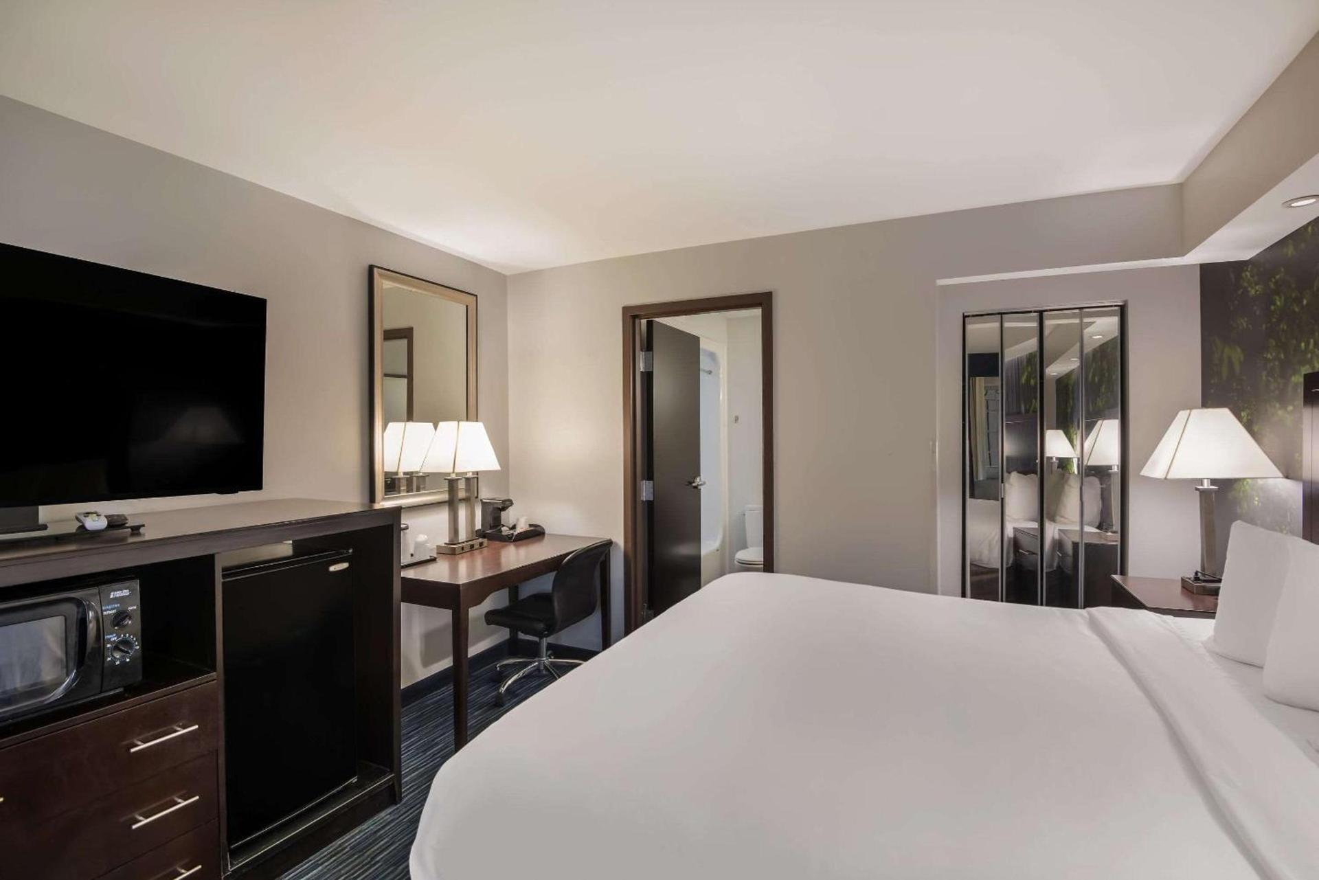 Clarion Pointe Syracuse Downtown photo 11