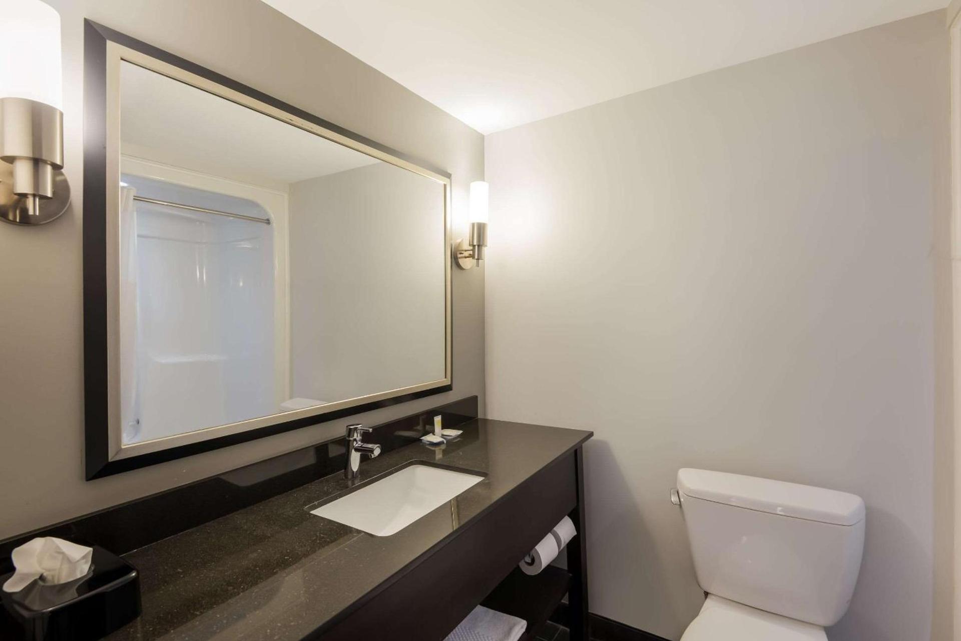 Clarion Pointe Syracuse Downtown photo 12