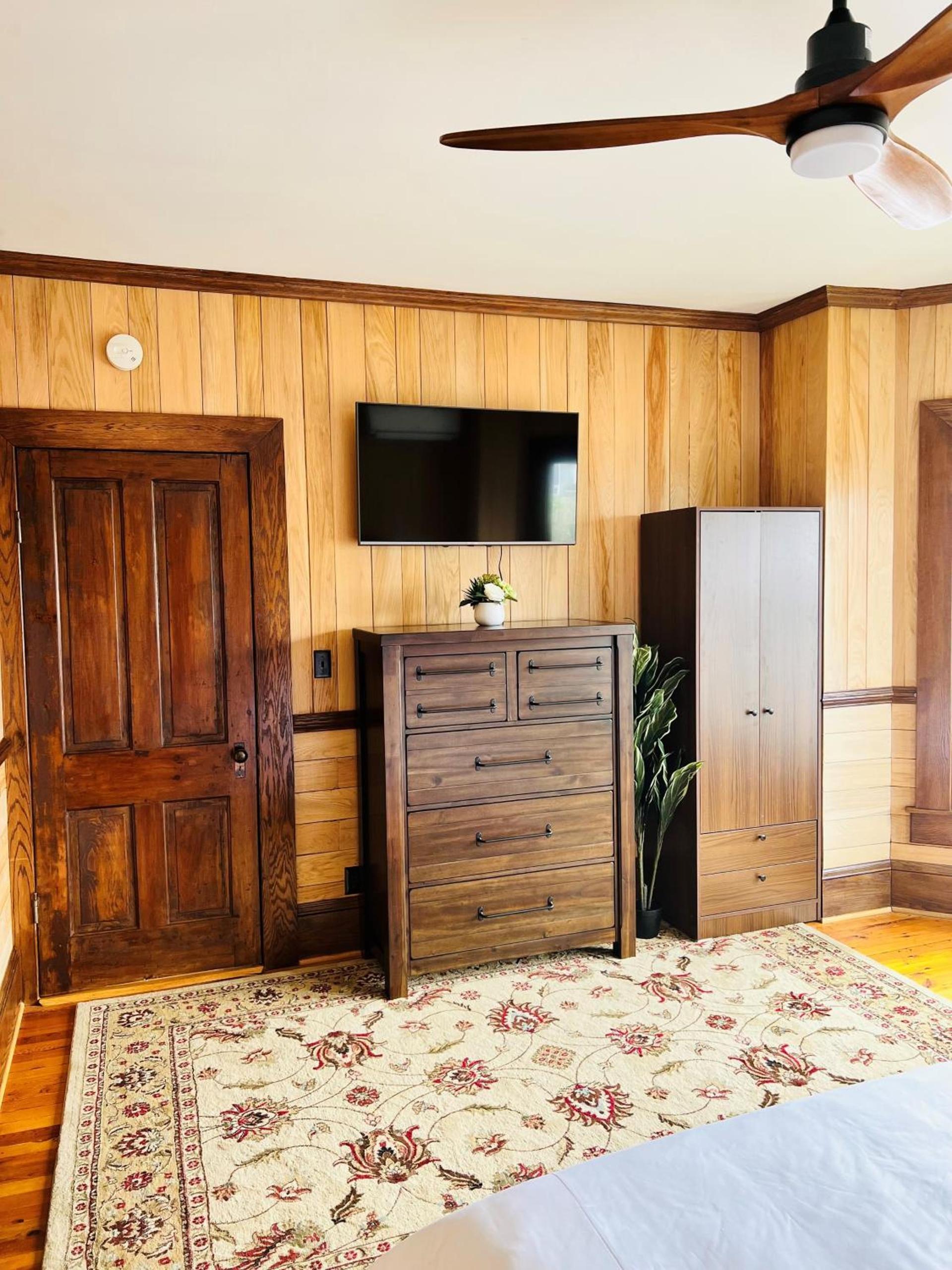Monterey Inn photo 2